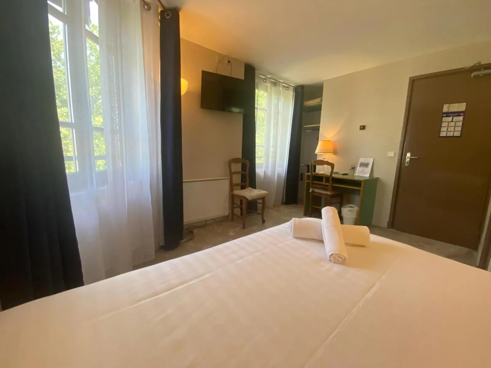 Bed in Hotel Paris Vesinet -ex Auberge des 3 Marches