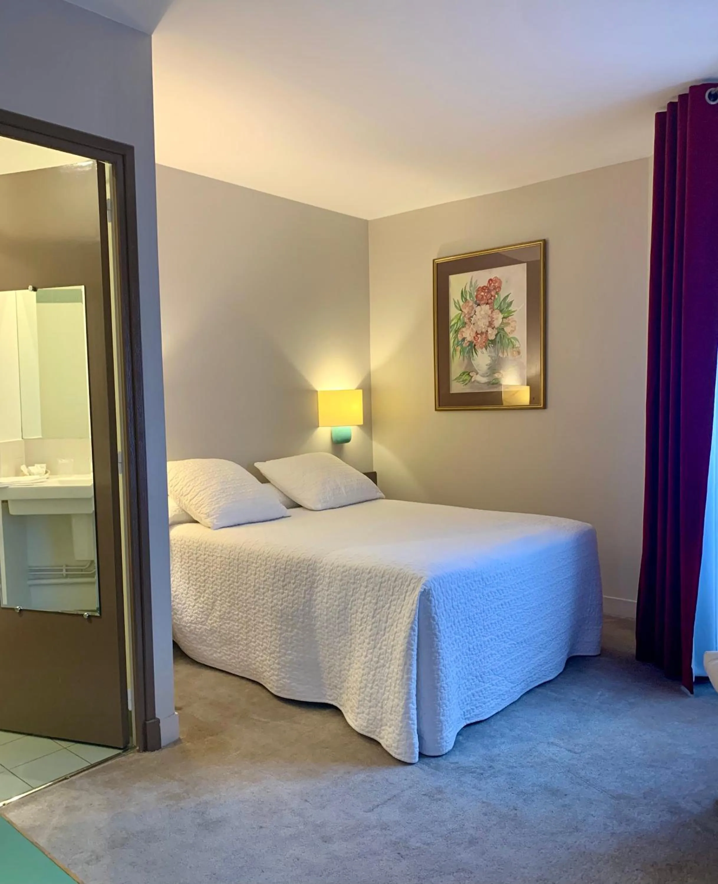 Bed in Hotel Paris Vesinet -ex Auberge des 3 Marches