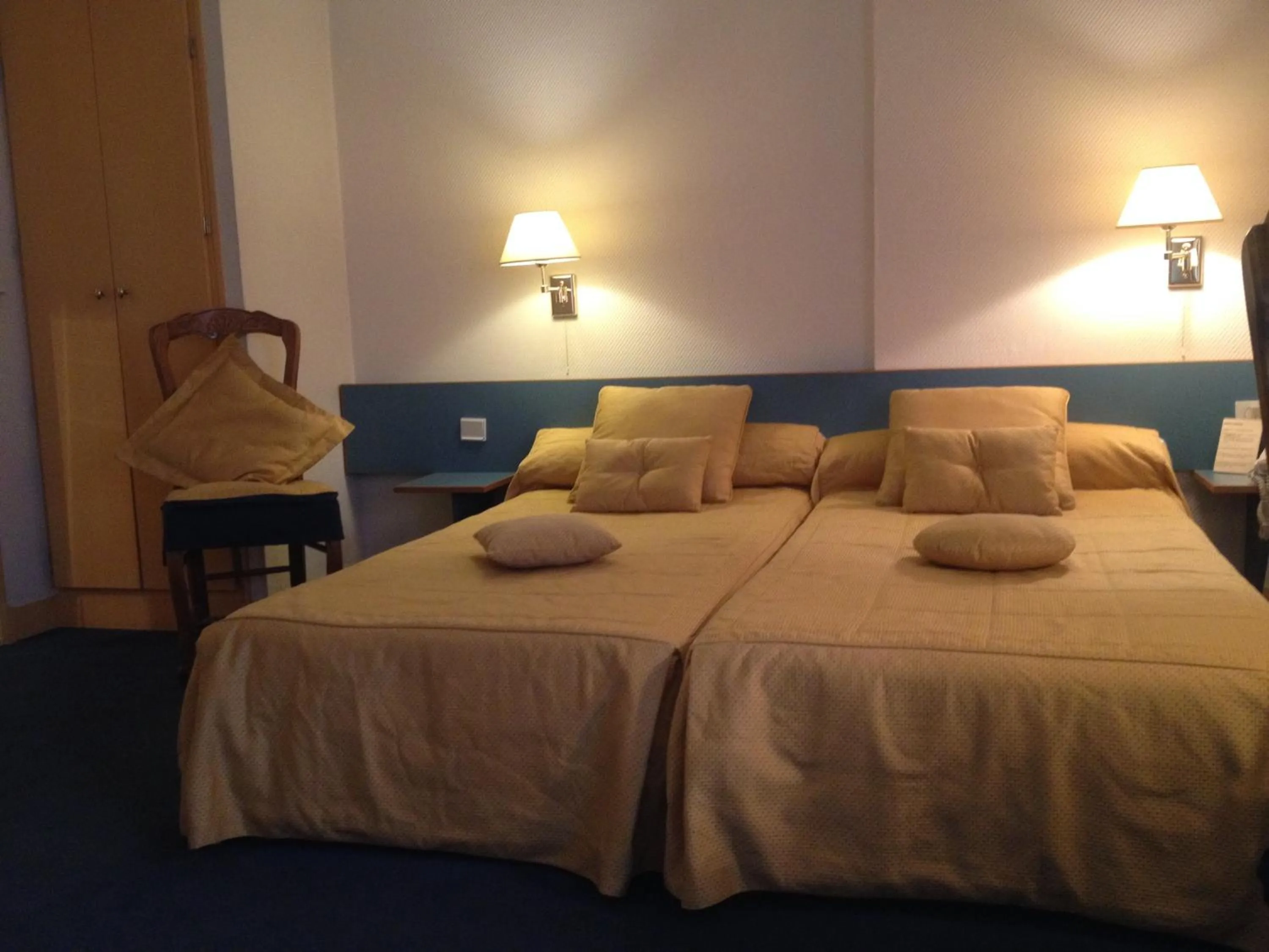 Bed in Hotel Paris Vesinet -ex Auberge des 3 Marches