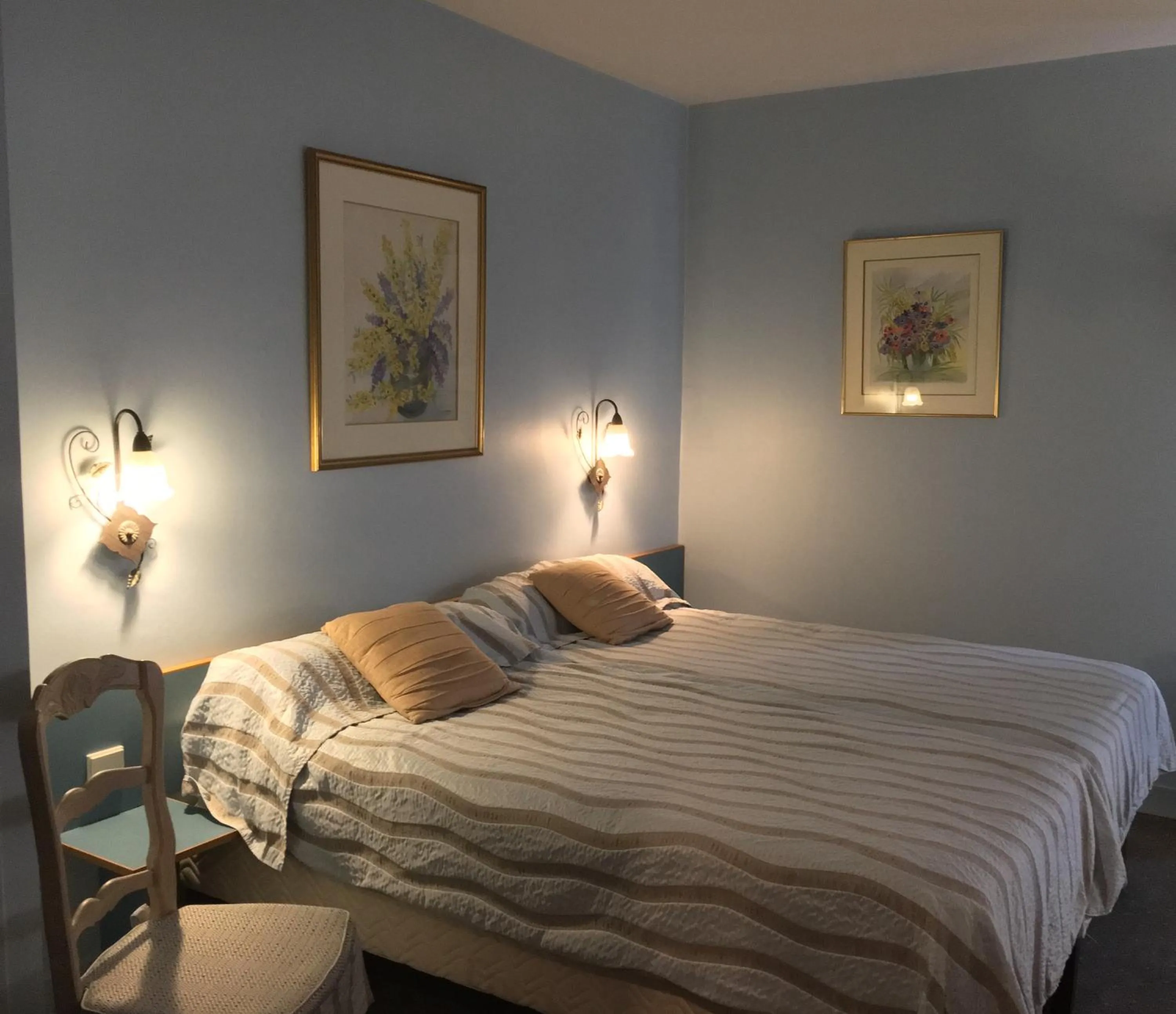 Bed in Hotel Paris Vesinet -ex Auberge des 3 Marches