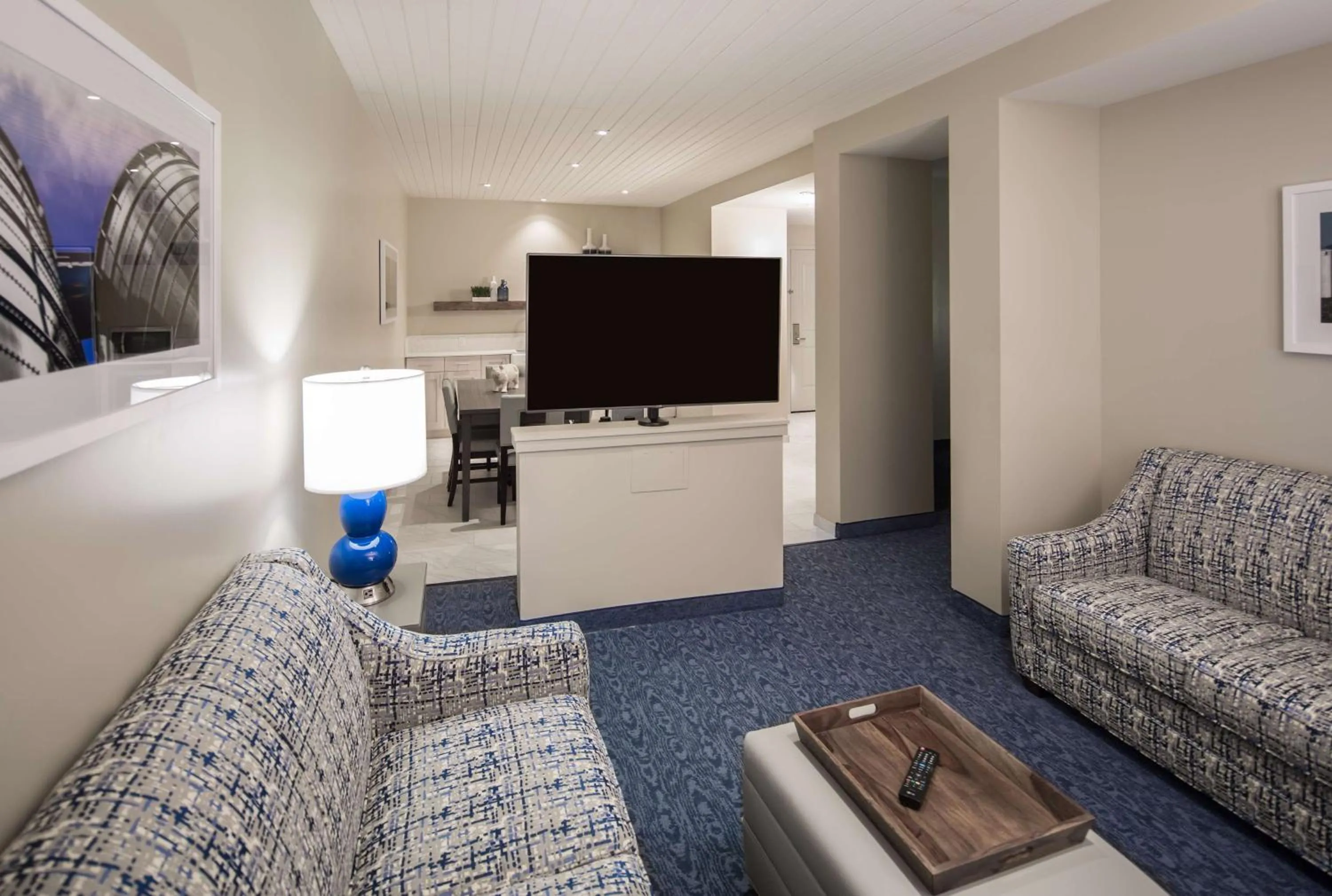 Living room in Hotel Renovo Des Moines Urbandale,Tapestry Collection Hilton