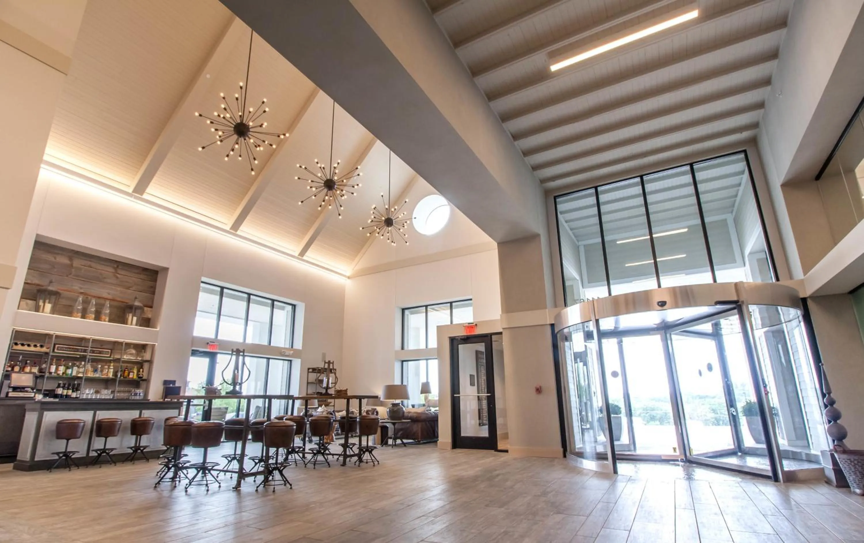 Lounge or bar in Hotel Renovo Des Moines Urbandale,Tapestry Collection Hilton