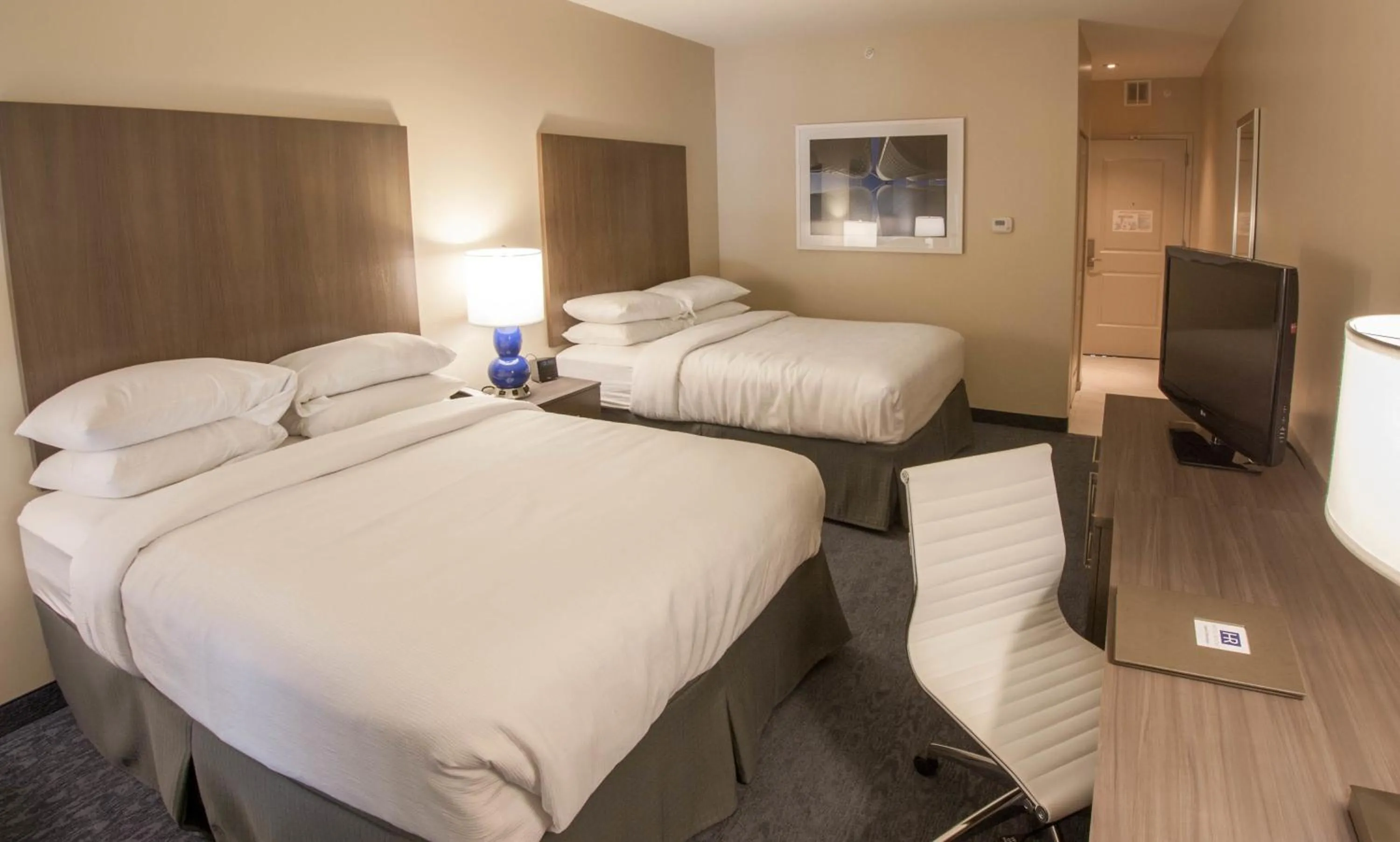 Bed in Hotel Renovo Des Moines Urbandale,Tapestry Collection Hilton