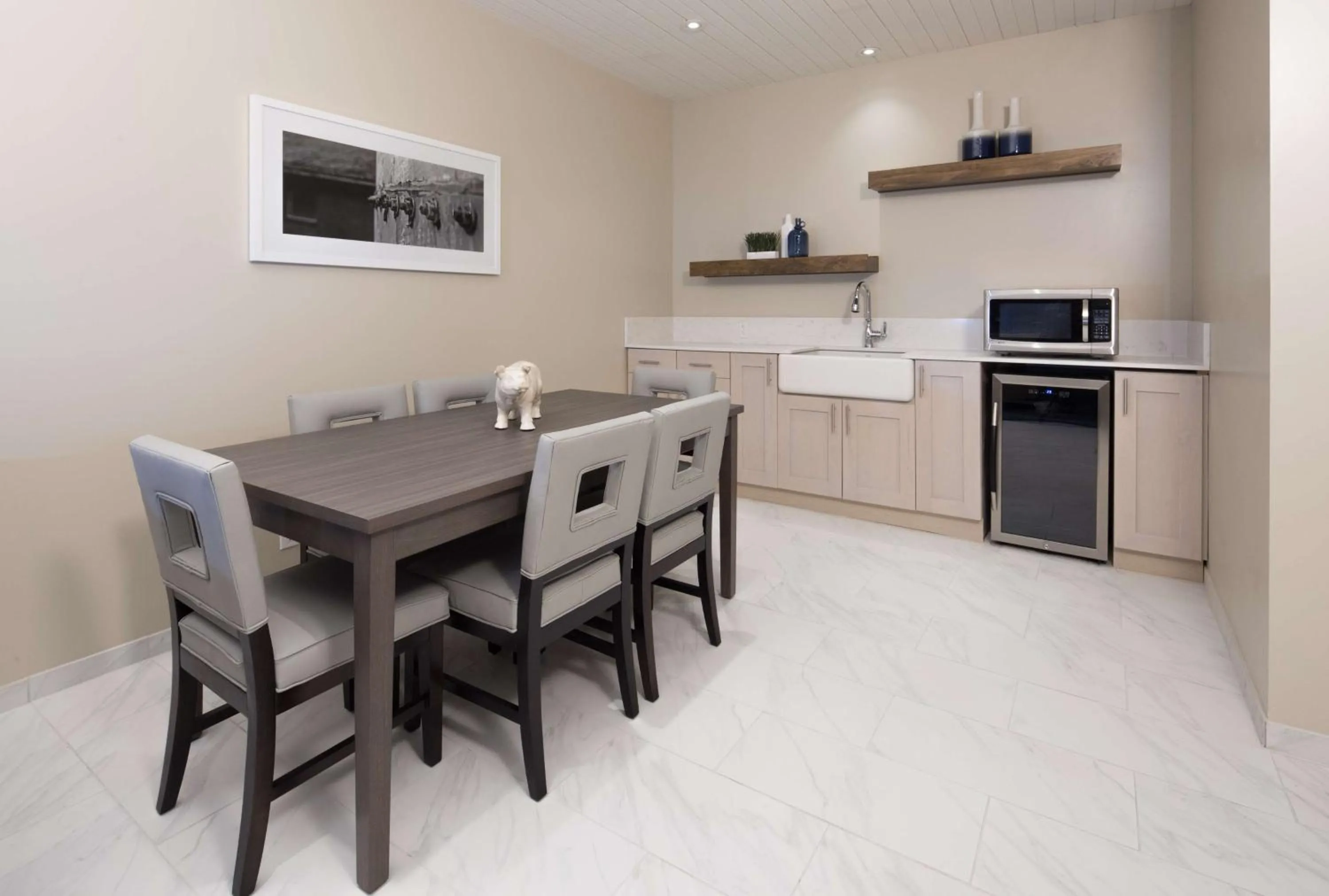 Kitchen or kitchenette in Hotel Renovo Des Moines Urbandale,Tapestry Collection Hilton