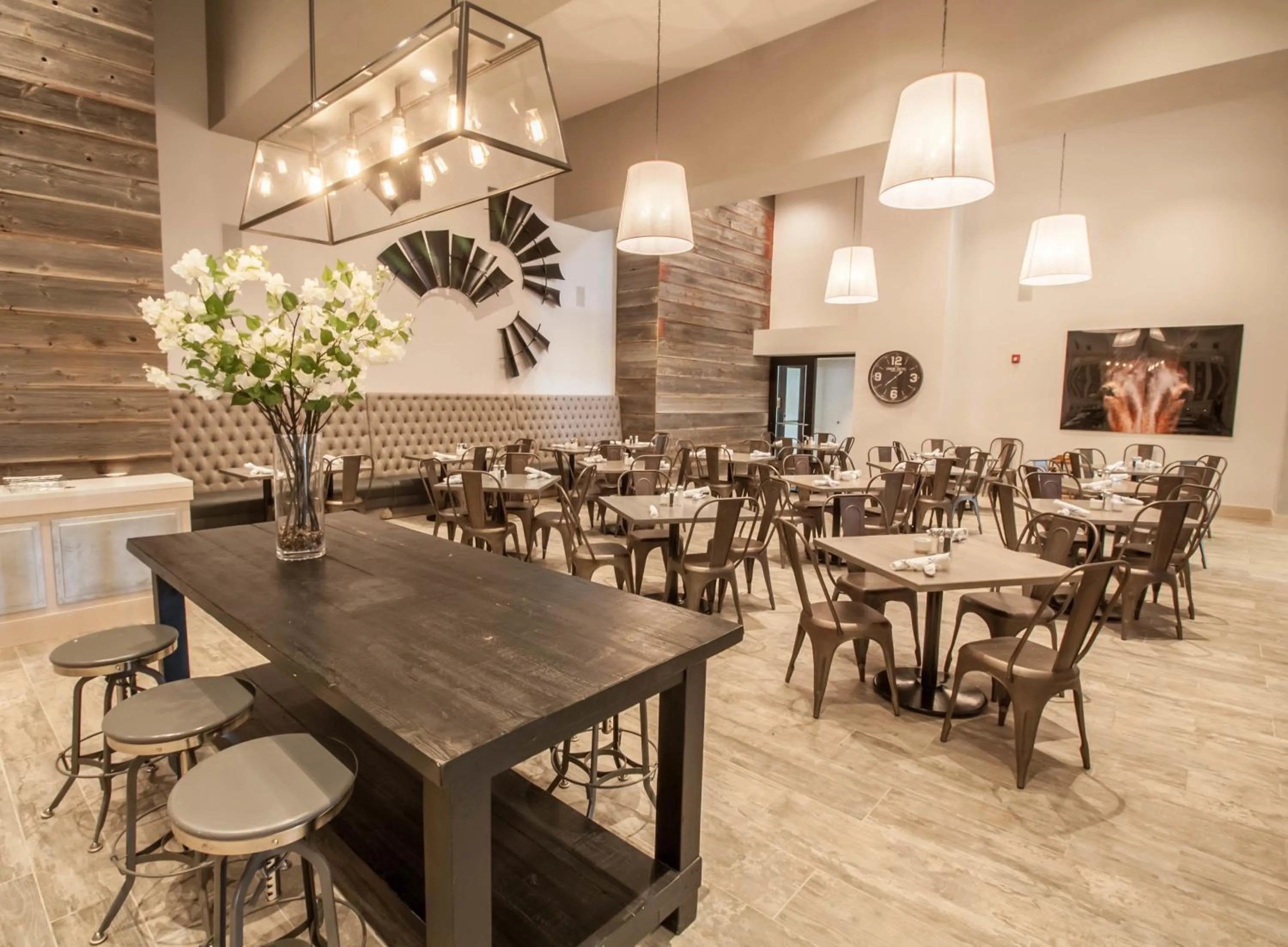 Restaurant/places to eat in Hotel Renovo Des Moines Urbandale,Tapestry Collection Hilton