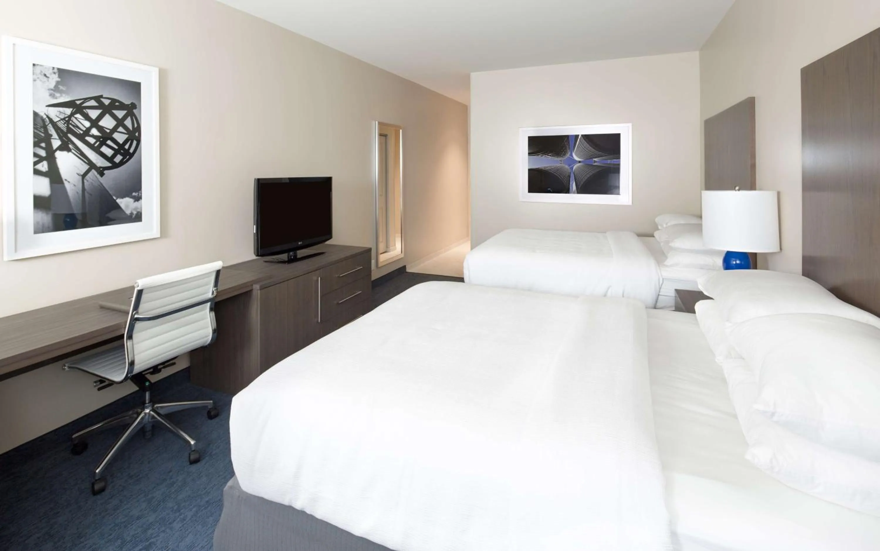 Bed in Hotel Renovo Des Moines Urbandale,Tapestry Collection Hilton