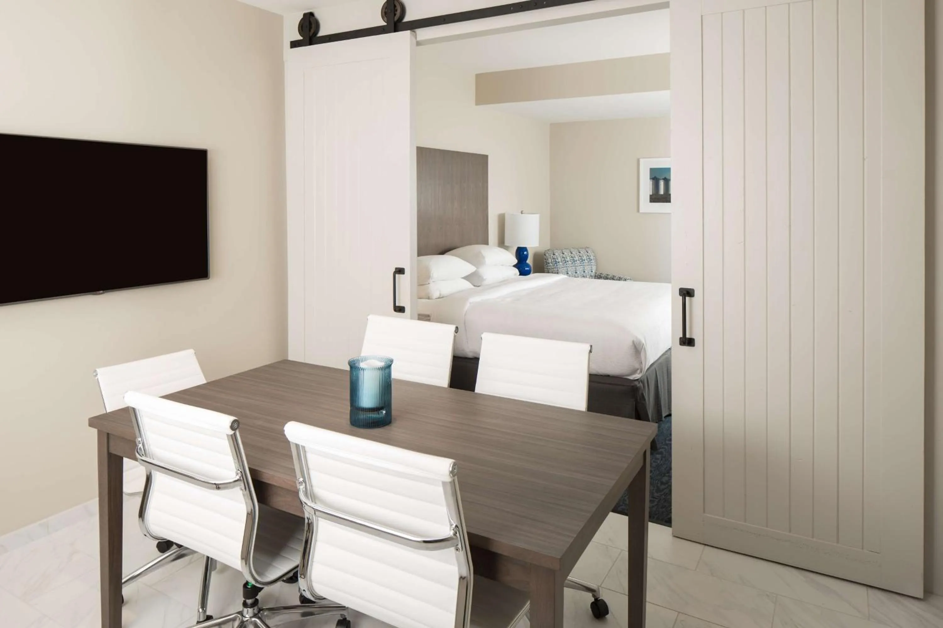 Living room, Bed in Hotel Renovo Des Moines Urbandale,Tapestry Collection Hilton