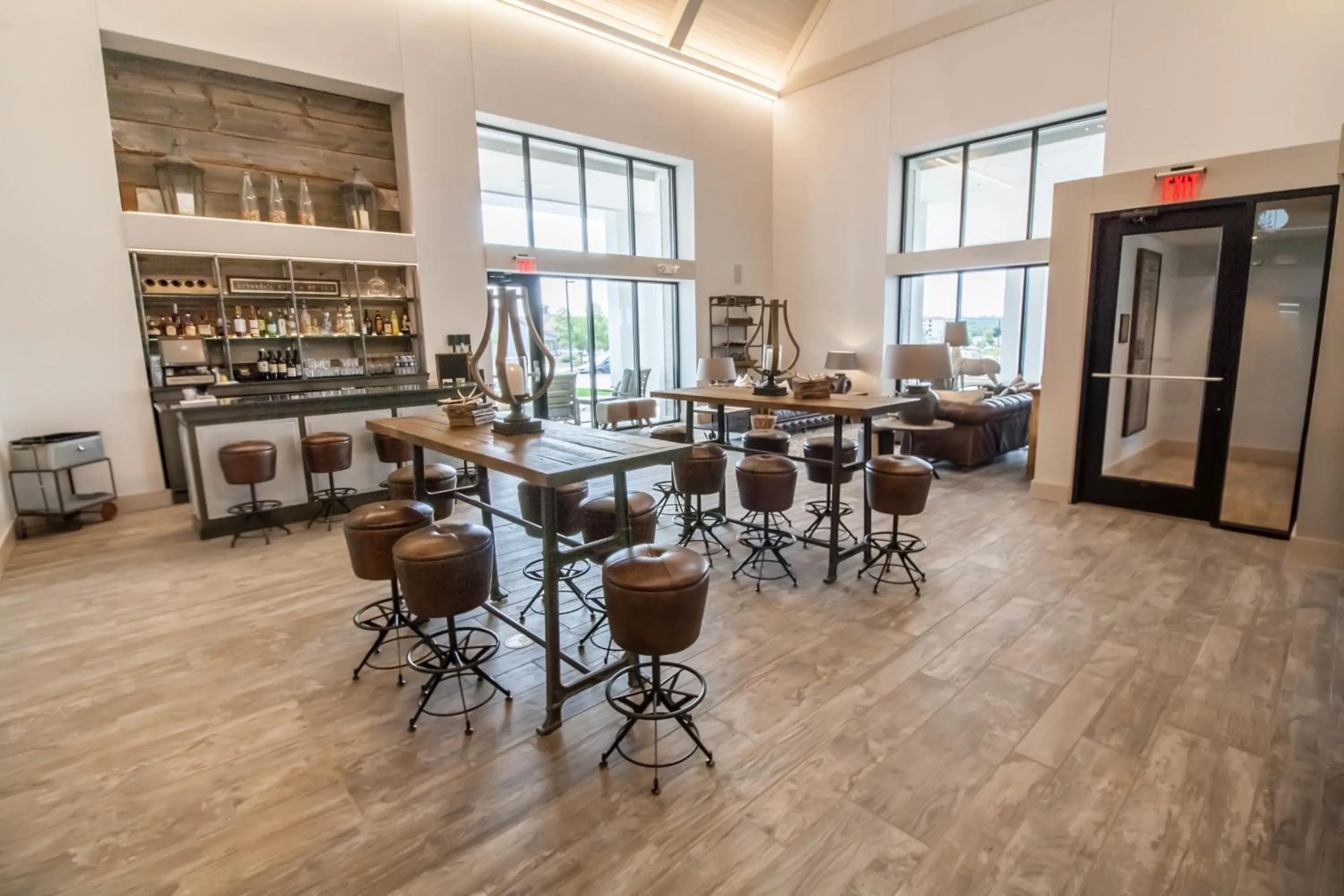 Lounge or bar in Hotel Renovo Des Moines Urbandale,Tapestry Collection Hilton