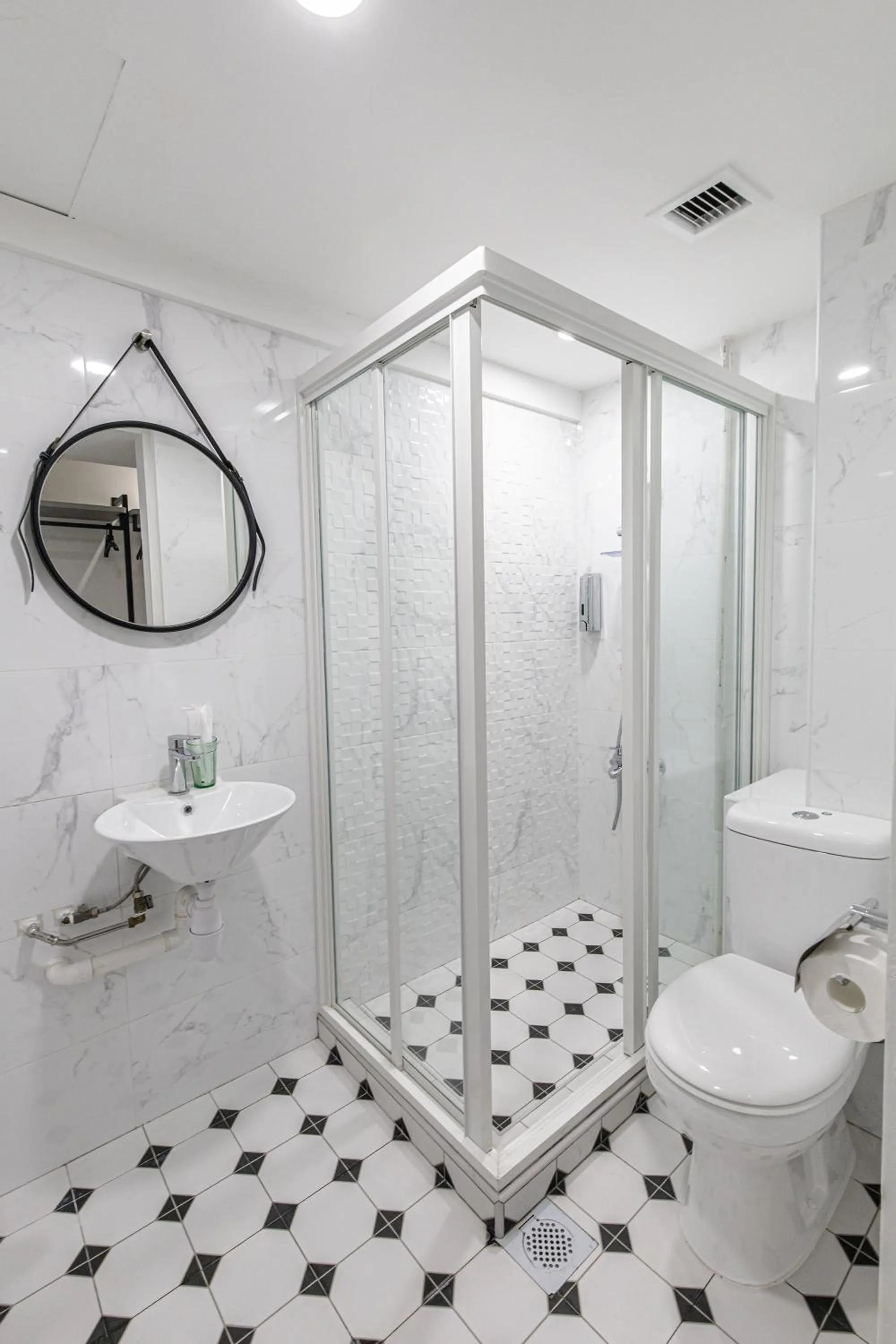 Shower in Philip Hotel at Little India