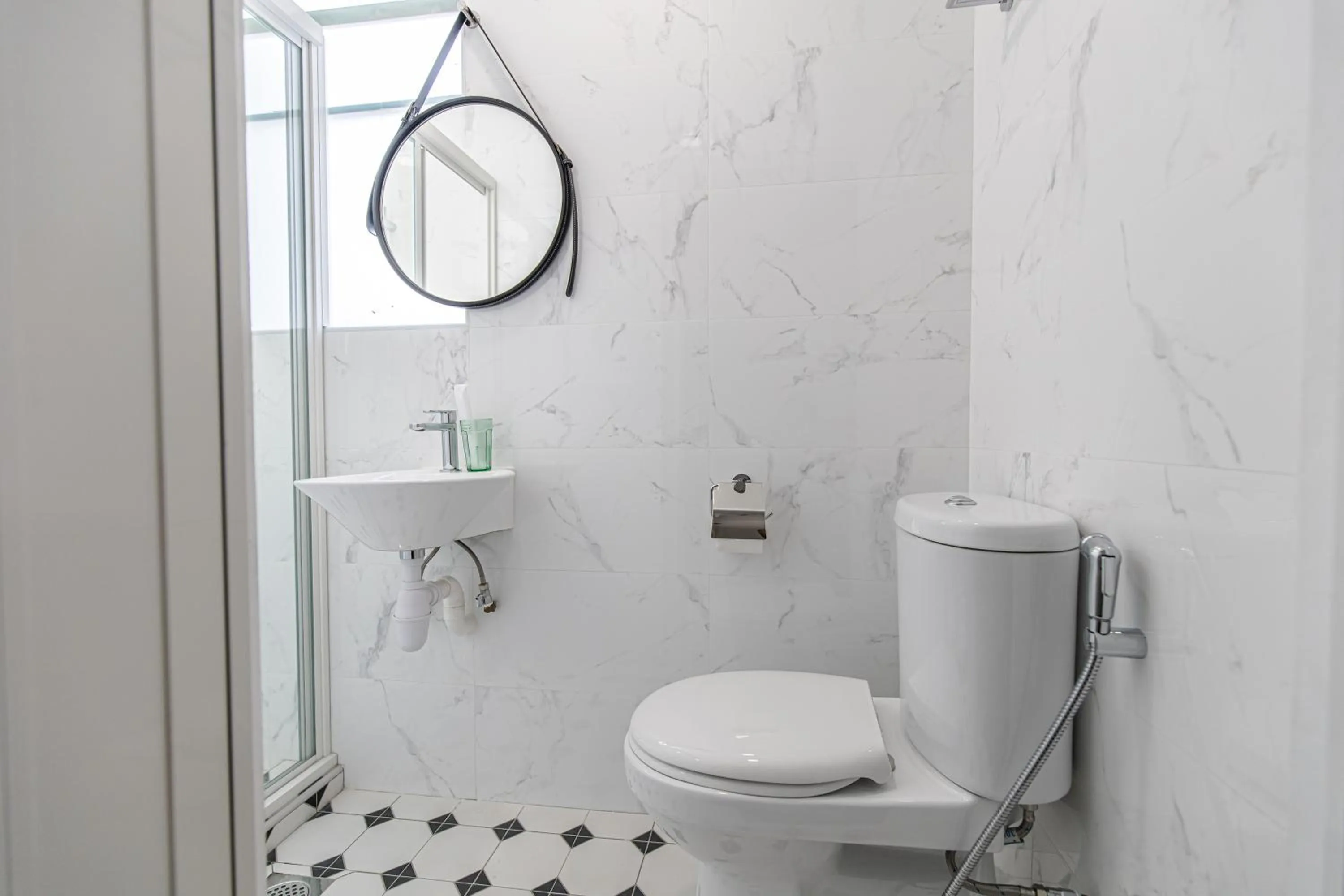 Shower in Philip Hotel at Little India