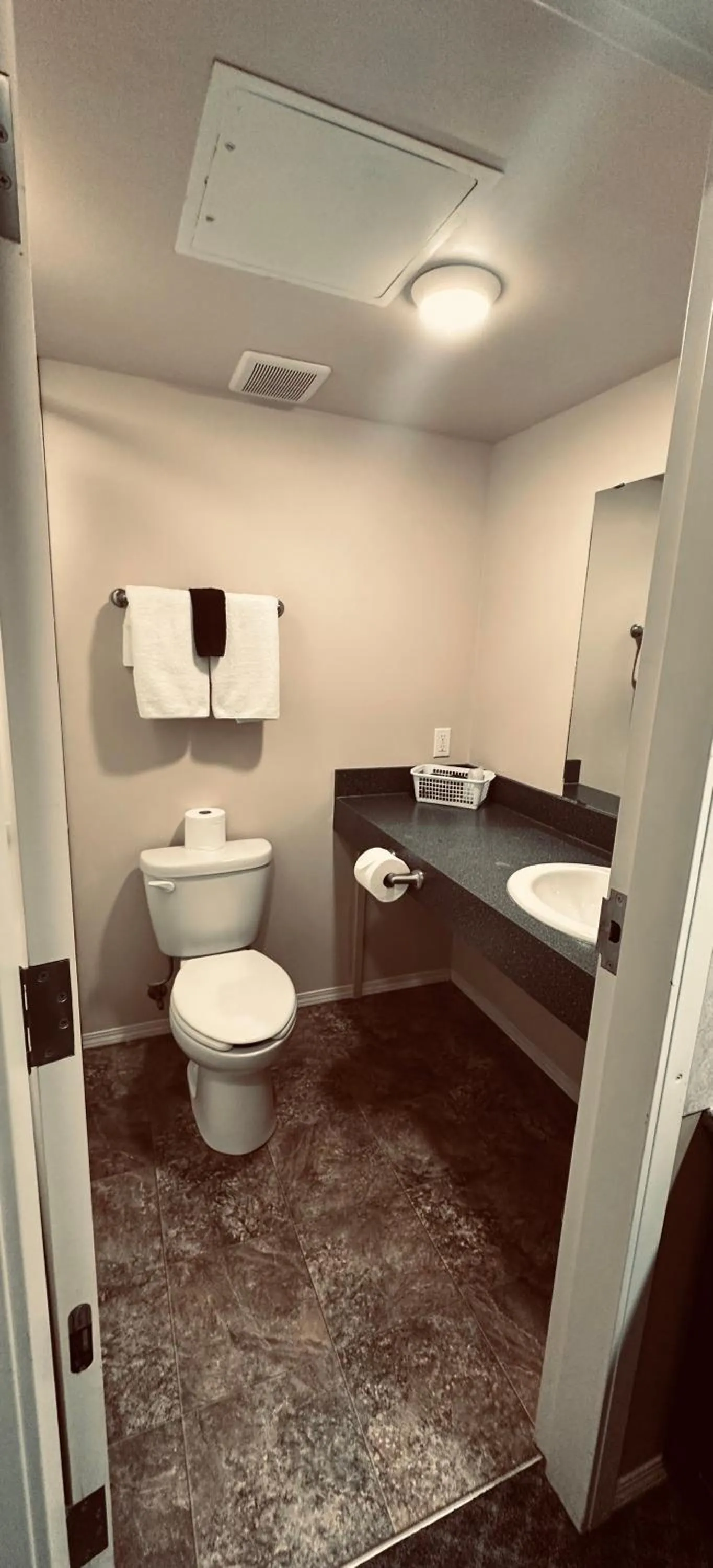 Toilet in Voyageur Motel