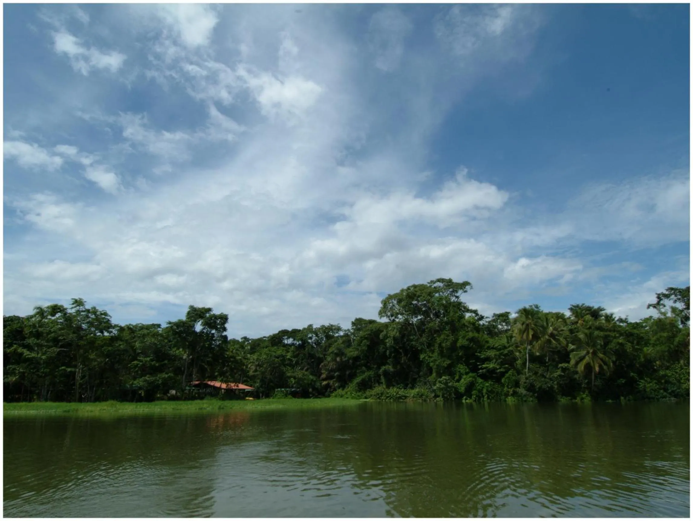 Facade/entrance in Lirio Lodge