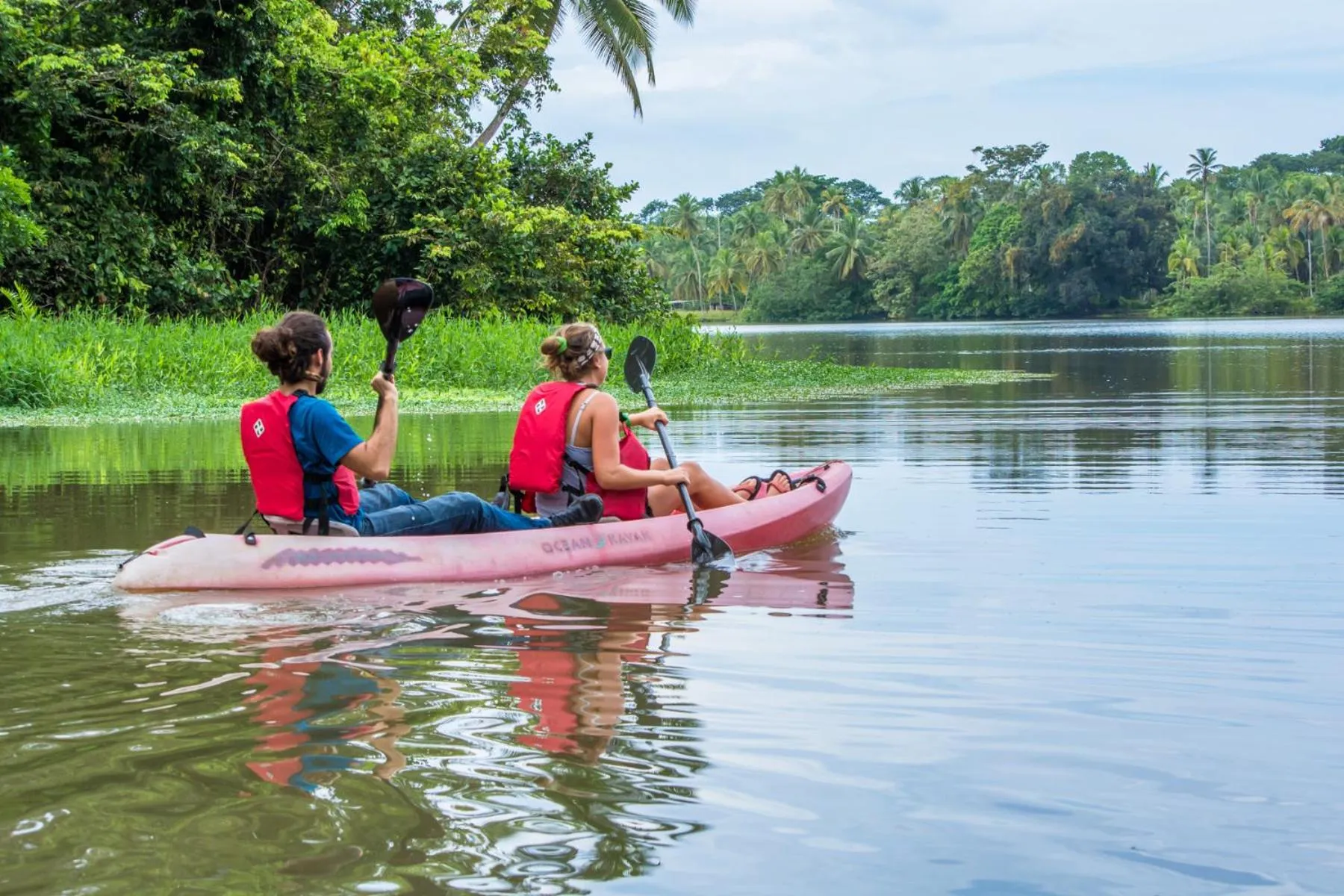 Canoeing in Lirio Lodge