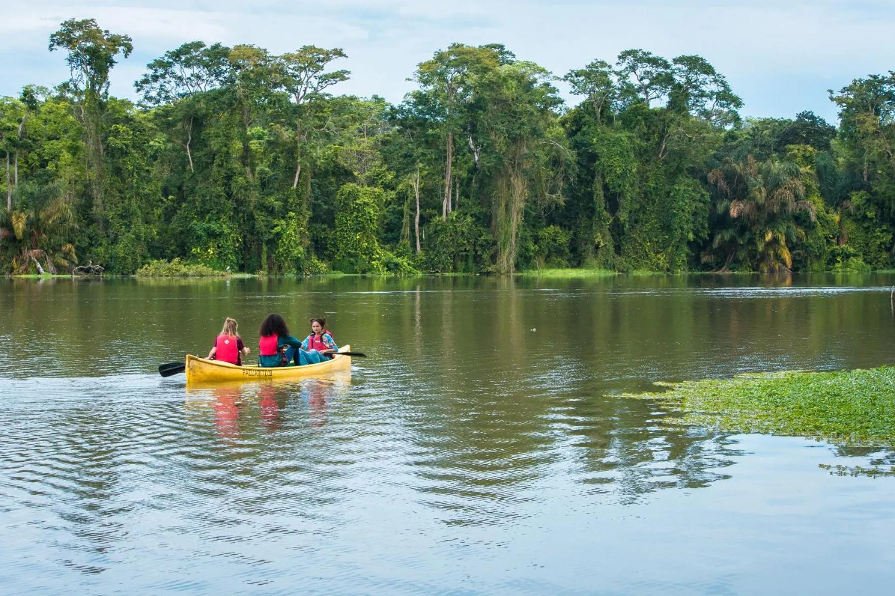 Canoeing in Lirio Lodge