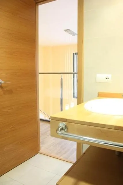 Bathroom, Bed in Ohmyloft Valencia