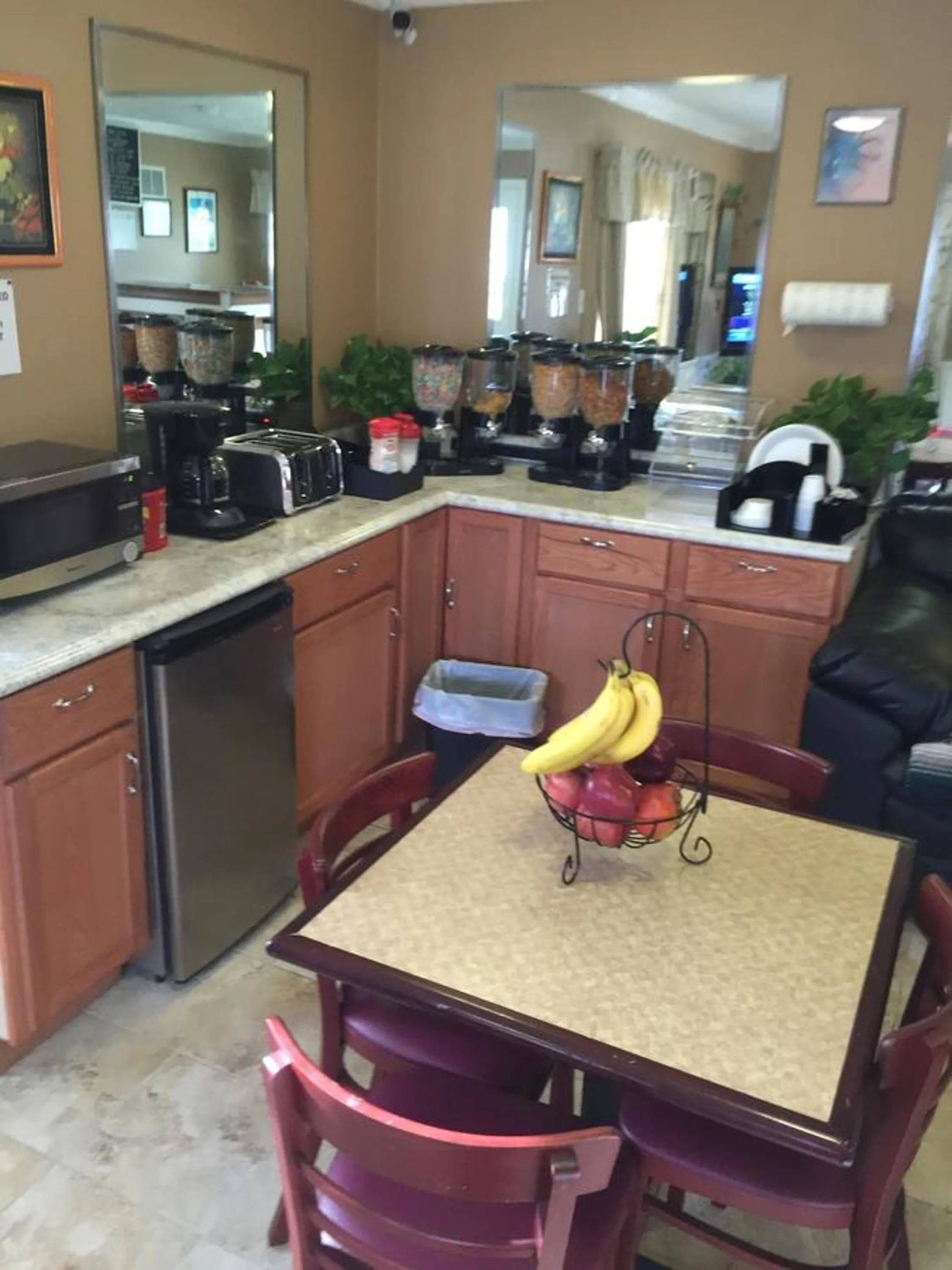 Breakfast in Woodridge Motel