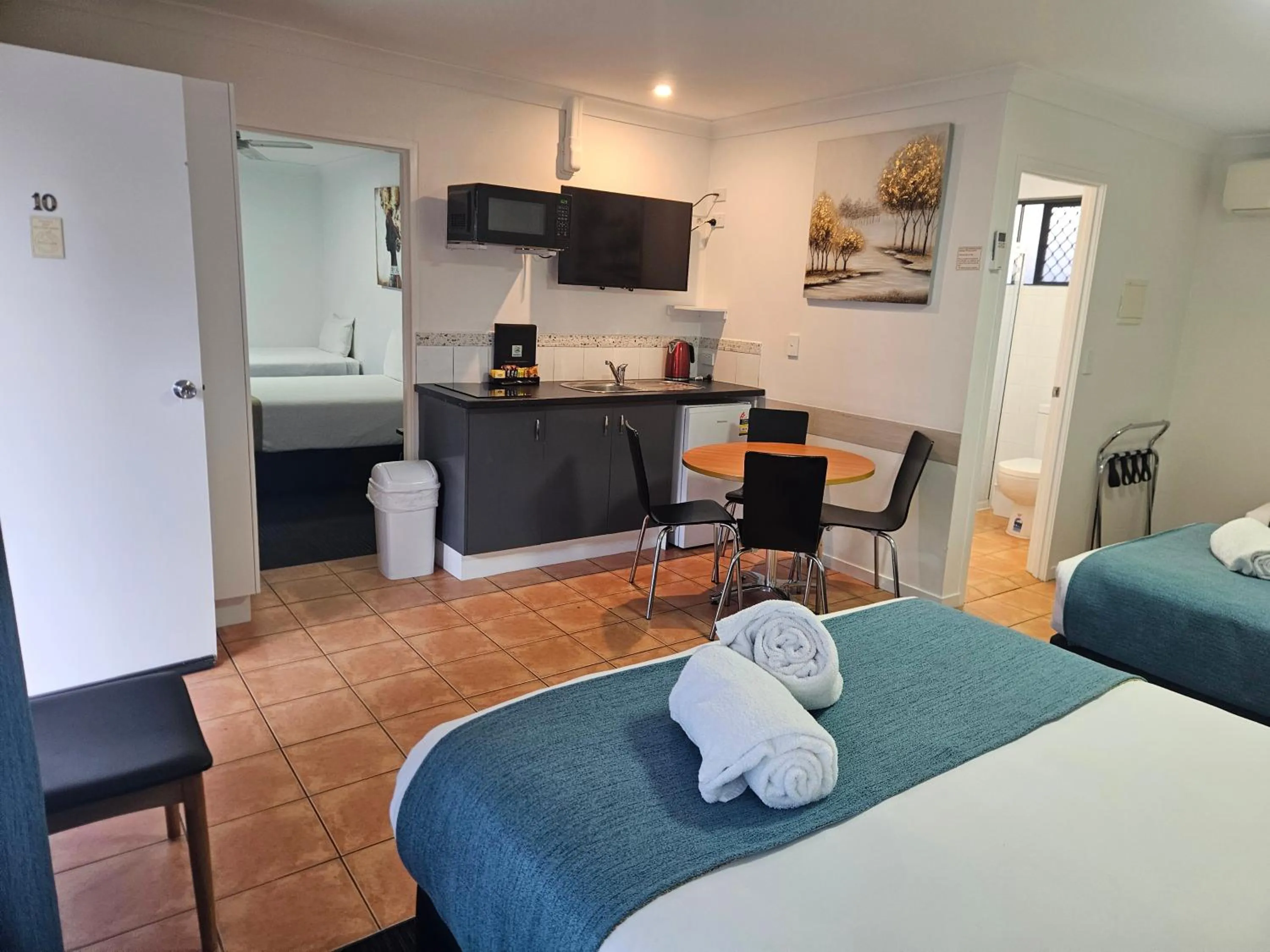 Kitchen or kitchenette, Bed in Cleveland Motor Inn