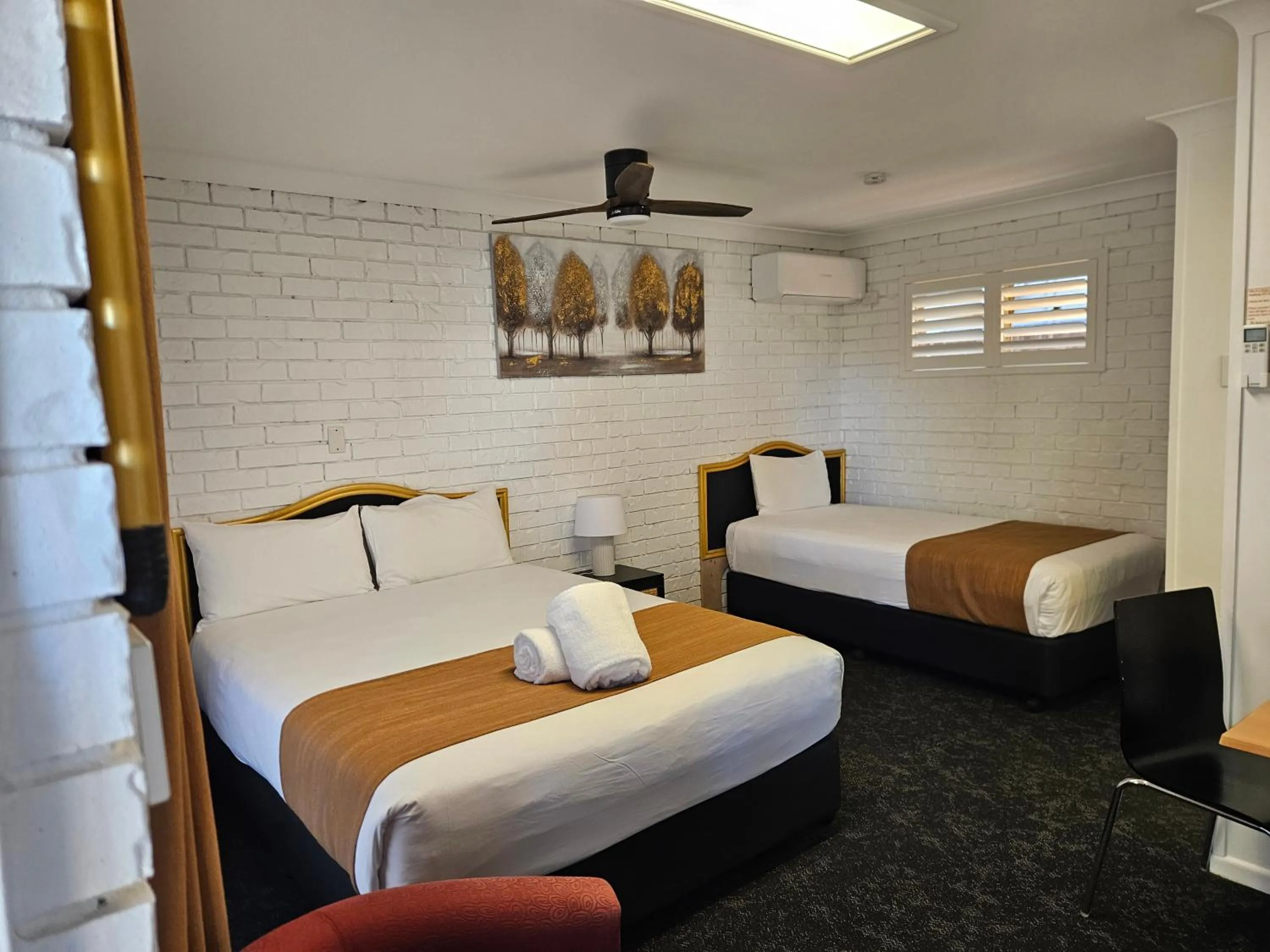 Bed in Cleveland Motor Inn