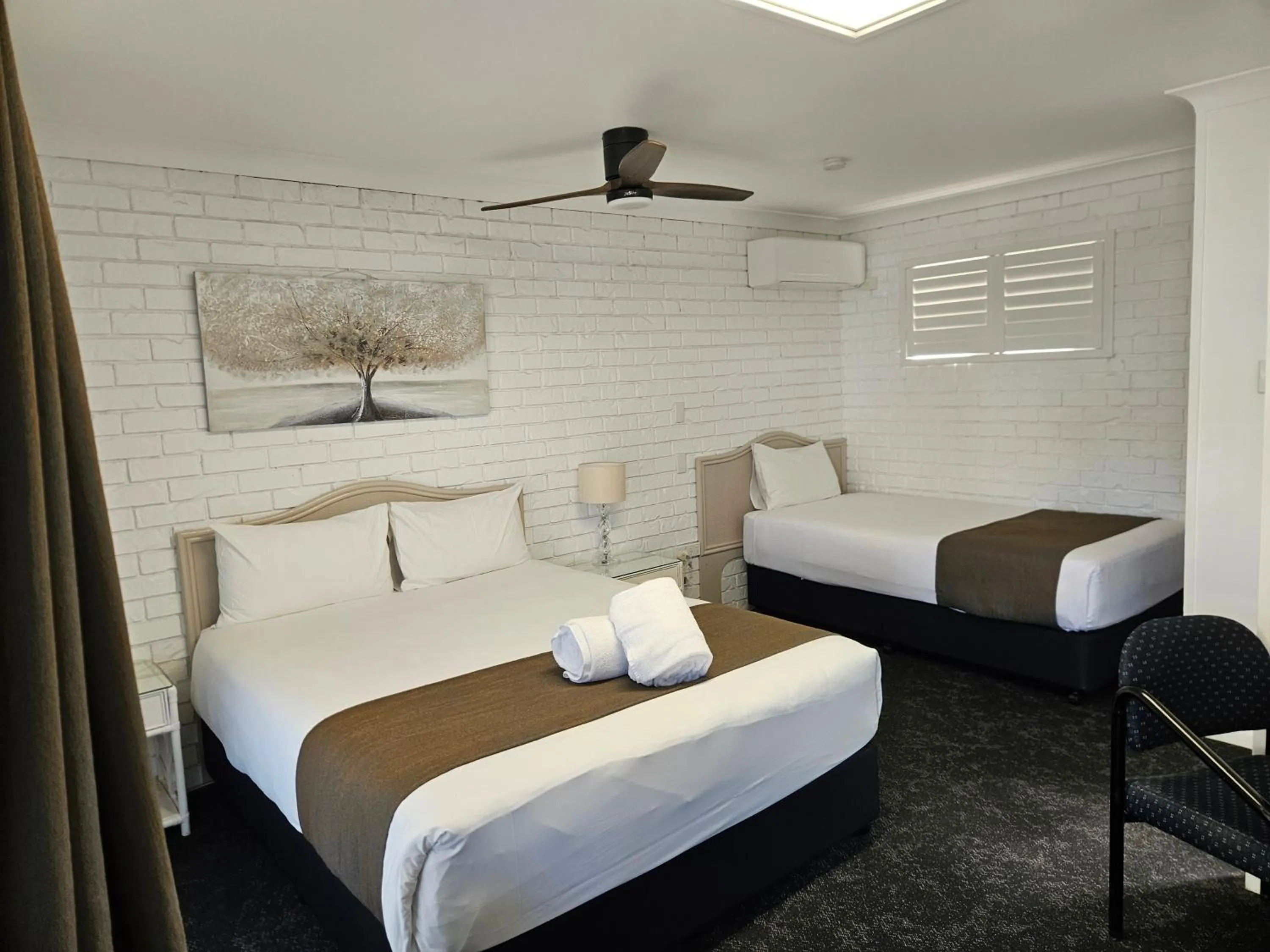 Bedroom, Bed in Cleveland Motor Inn