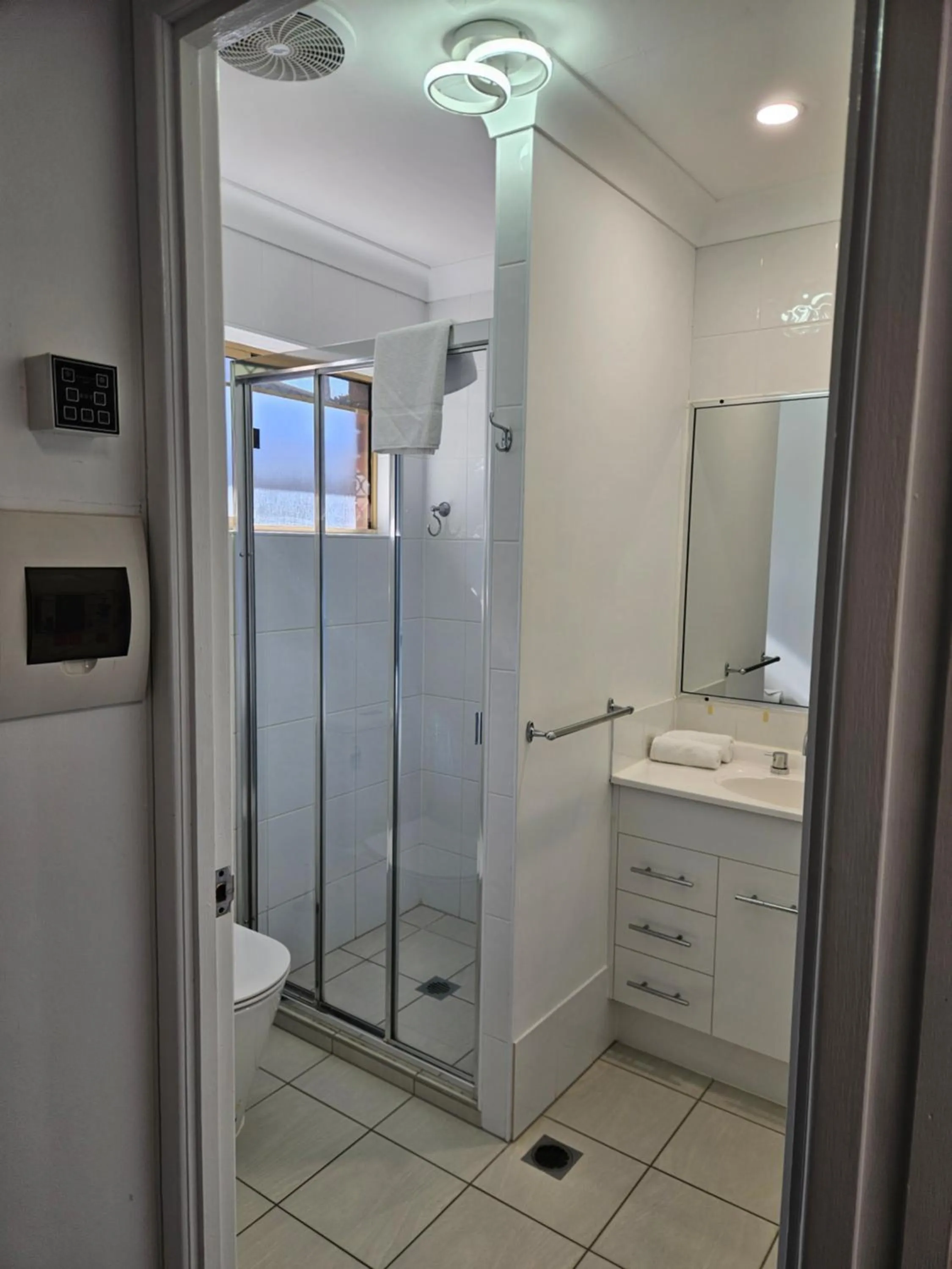 Shower in Cleveland Motor Inn