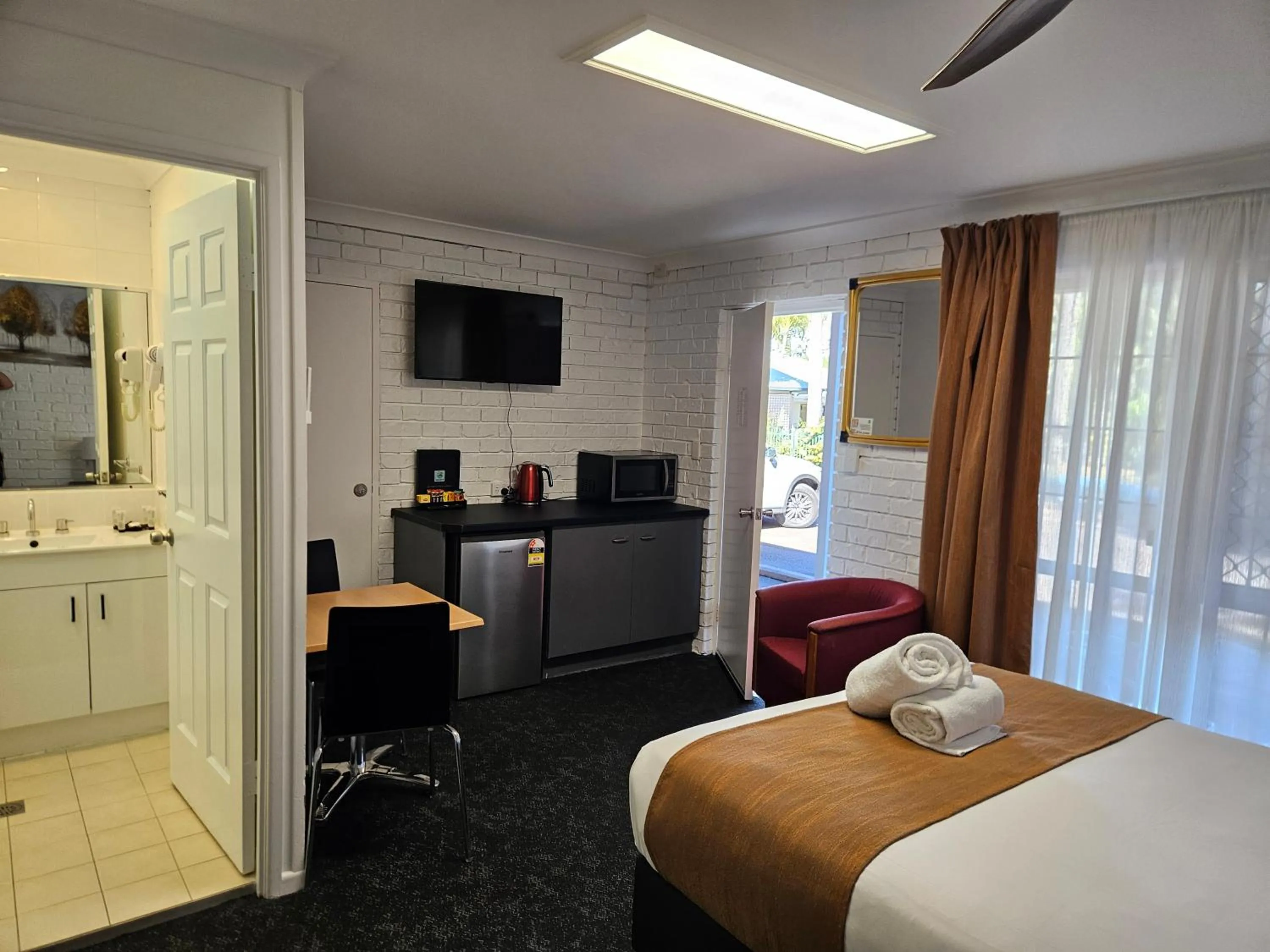 TV and multimedia, Bed in Cleveland Motor Inn