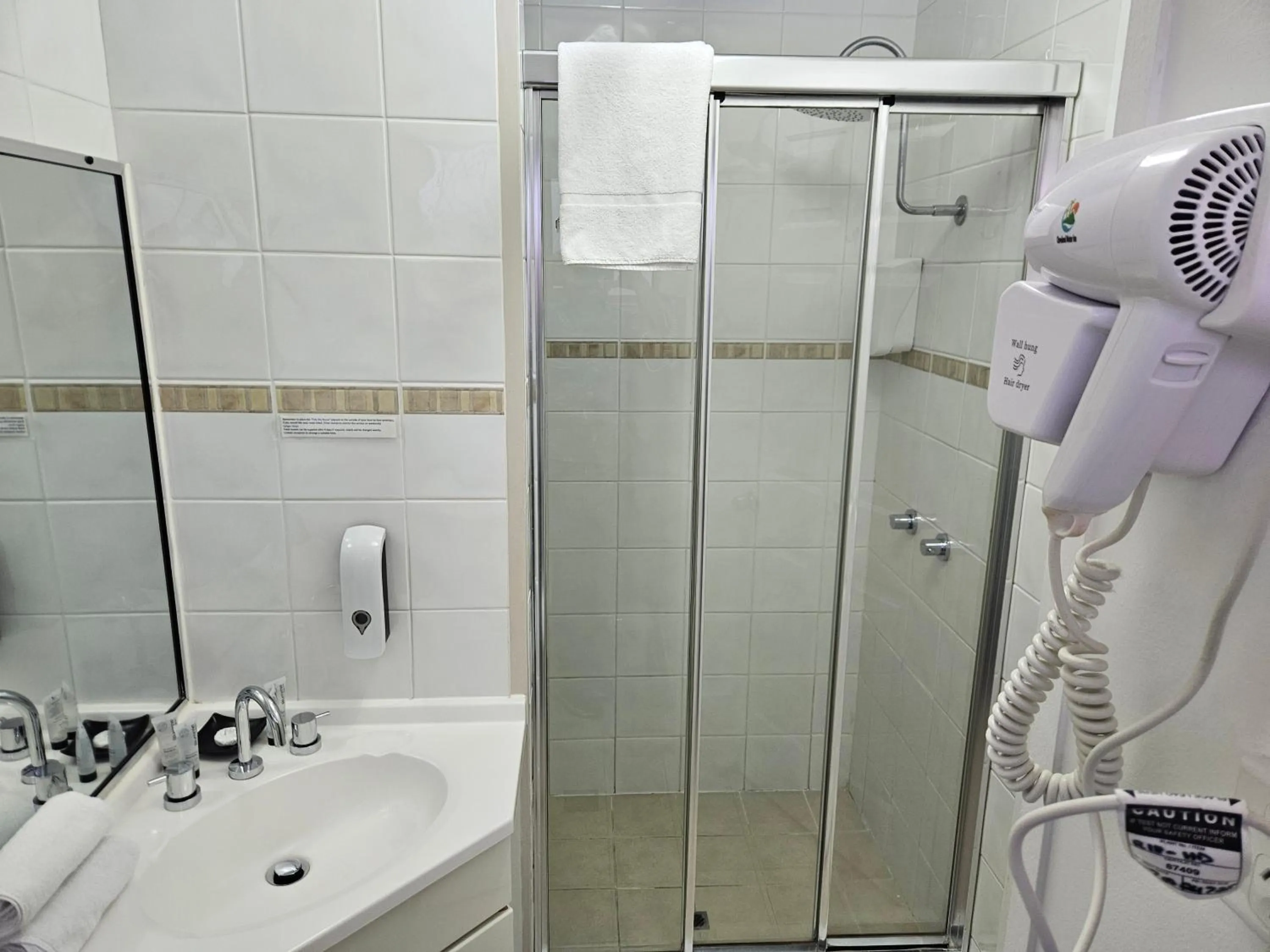 Shower in Cleveland Motor Inn