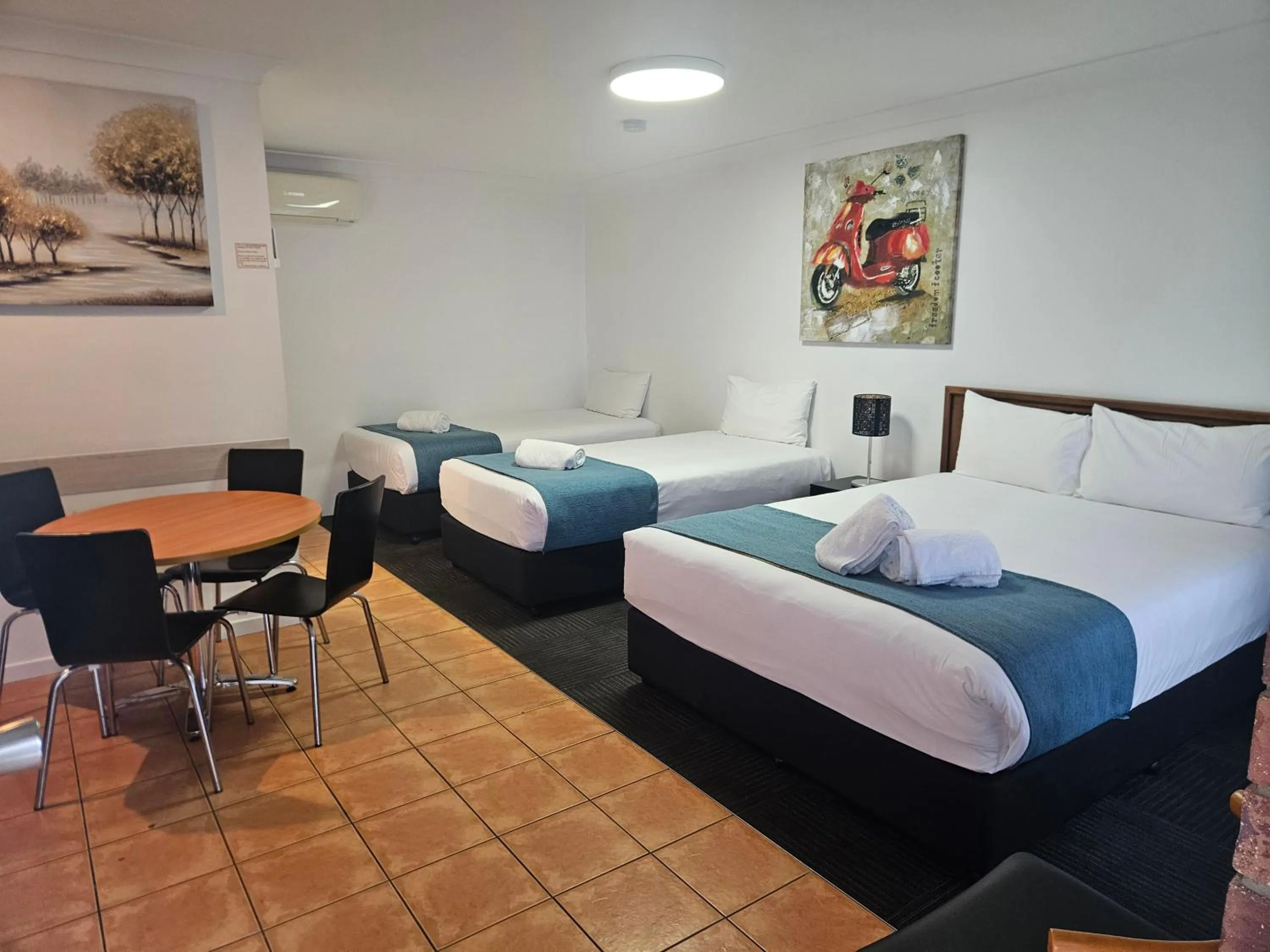 Bedroom, Bed in Cleveland Motor Inn