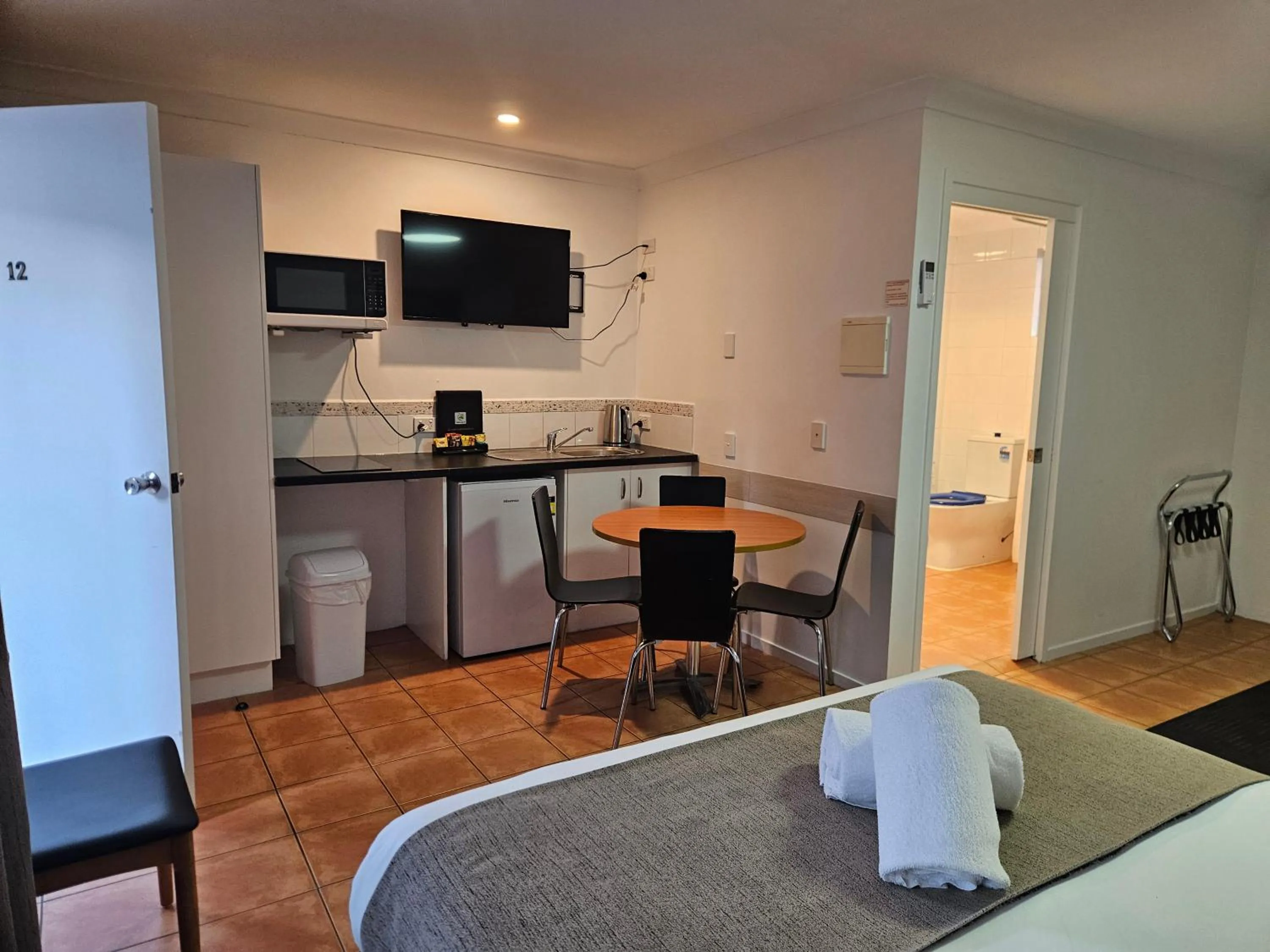 Bed in Cleveland Motor Inn