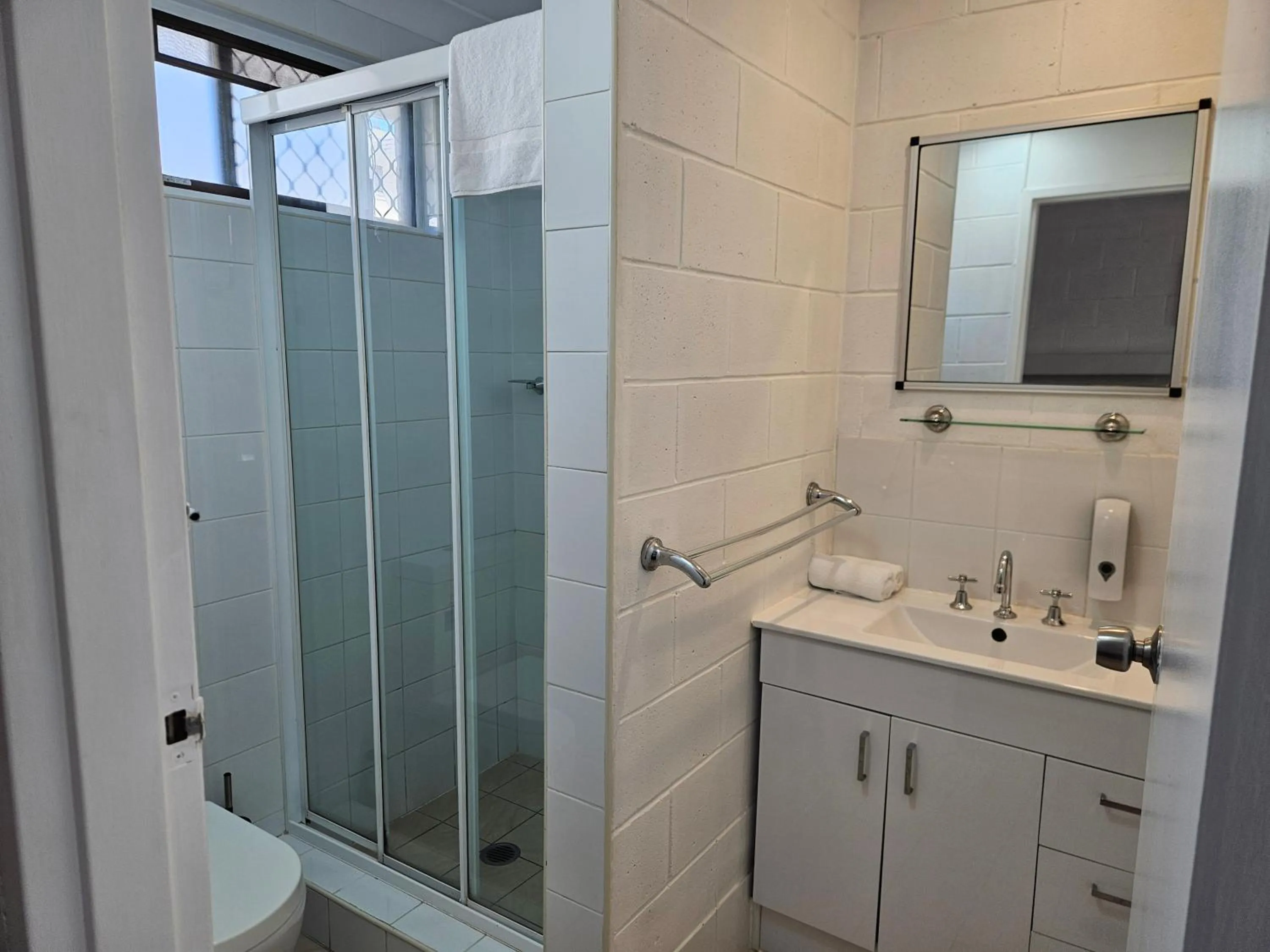 Toilet in Cleveland Motor Inn