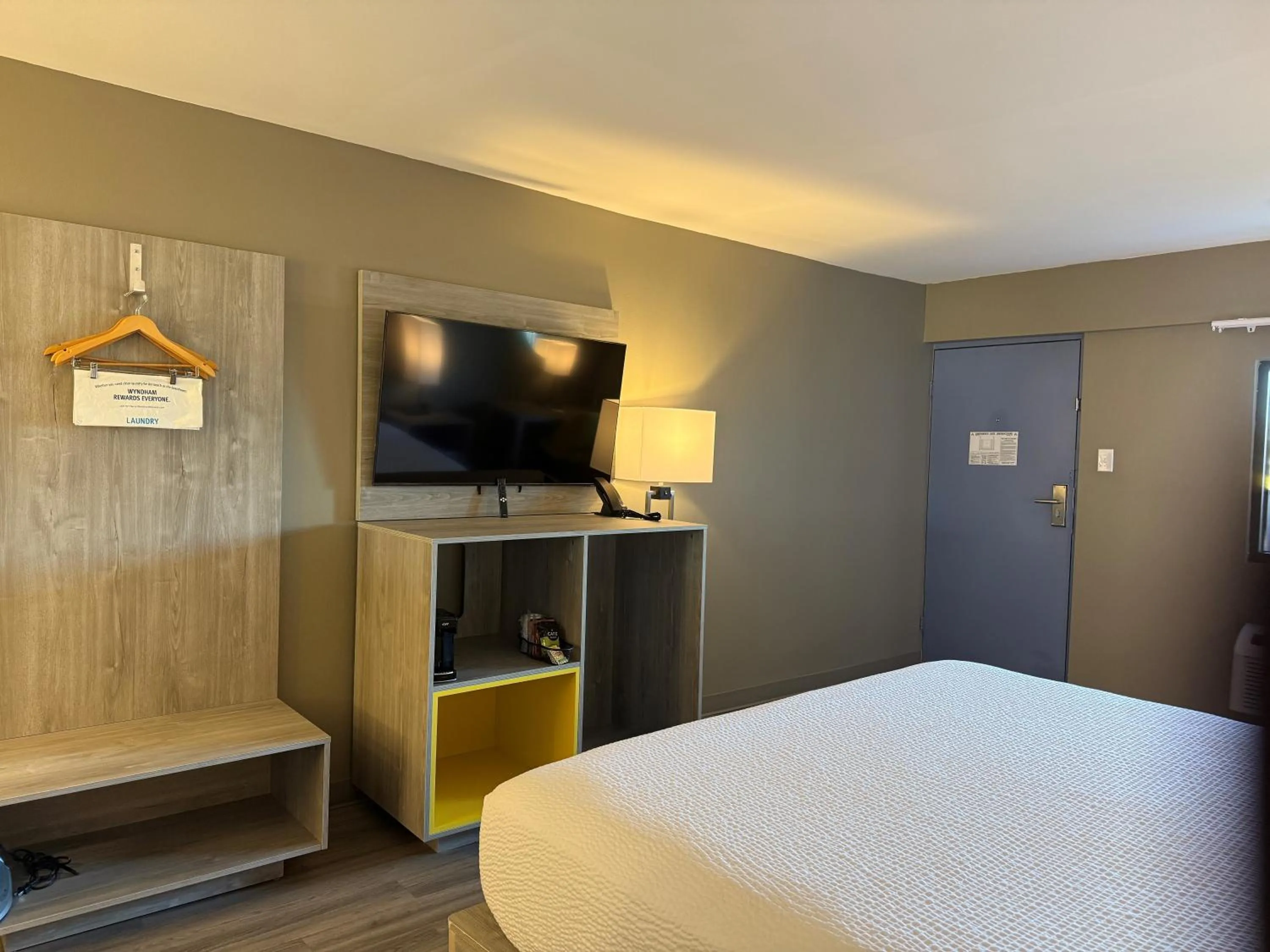 Bedroom, Bed in Days Inn by Wyndham Kenner/New Orleans Airport South