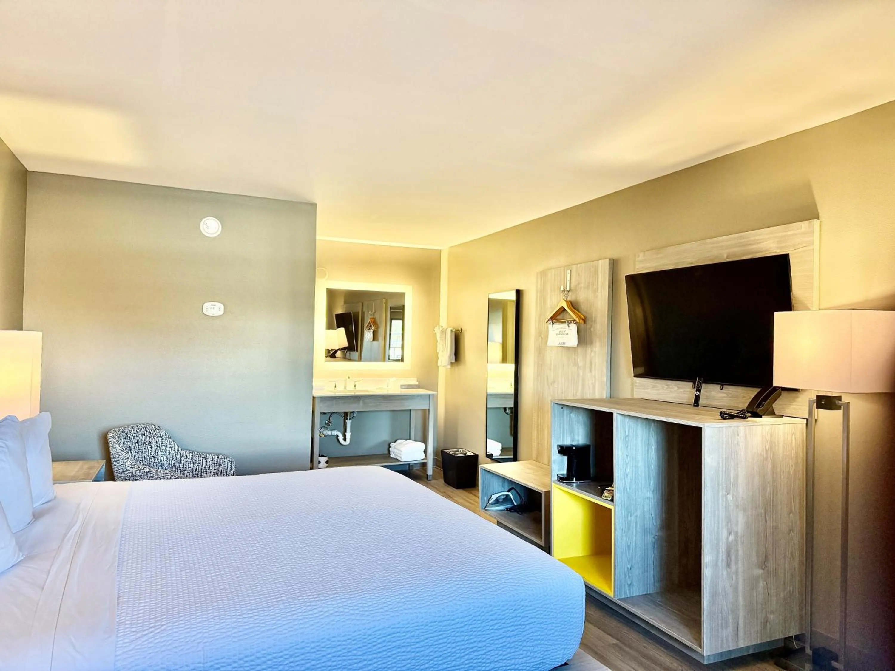 Bedroom, Bed in Days Inn by Wyndham Kenner/New Orleans Airport South