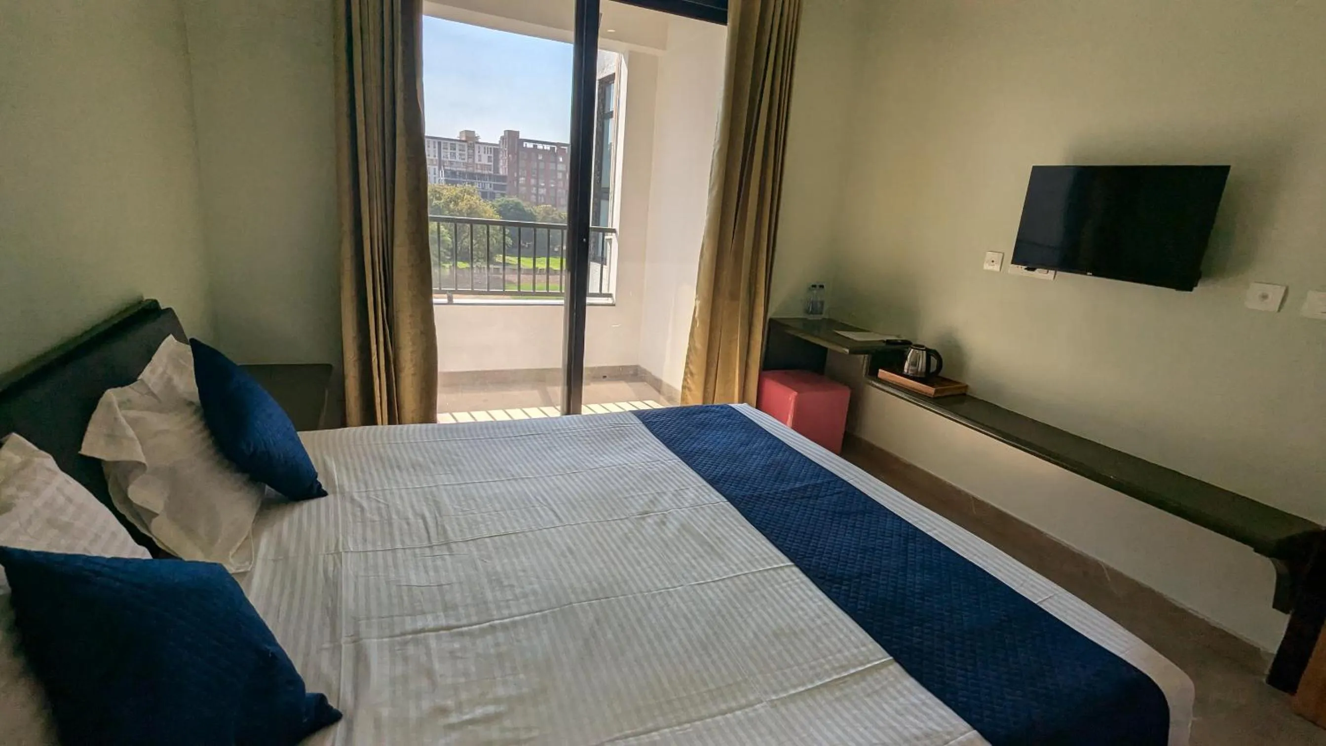 Bed in MAHA RAAS A unit of RAAS LEELA Hotels and Resort