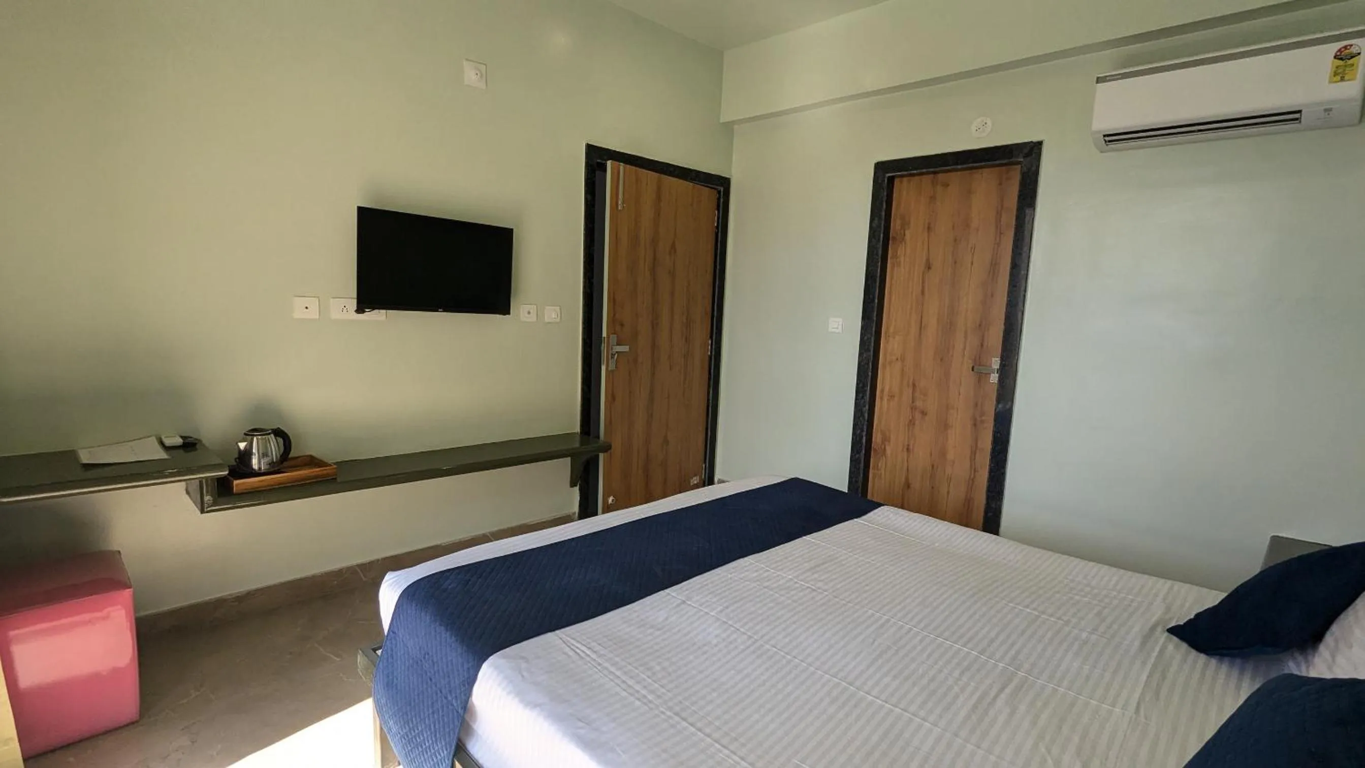 Bed in MAHA RAAS A unit of RAAS LEELA Hotels and Resort