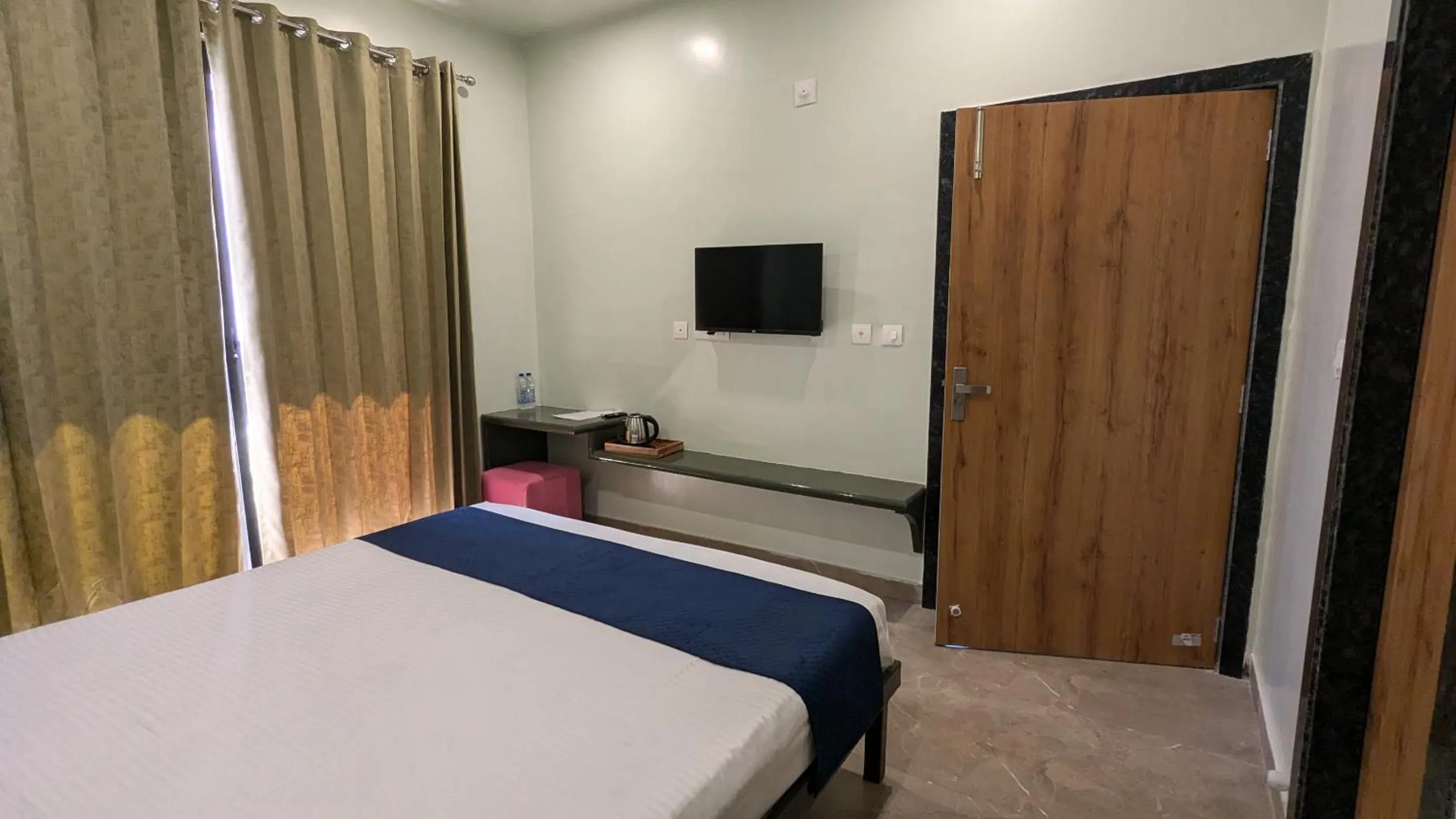 Bed in MAHA RAAS A unit of RAAS LEELA Hotels and Resort