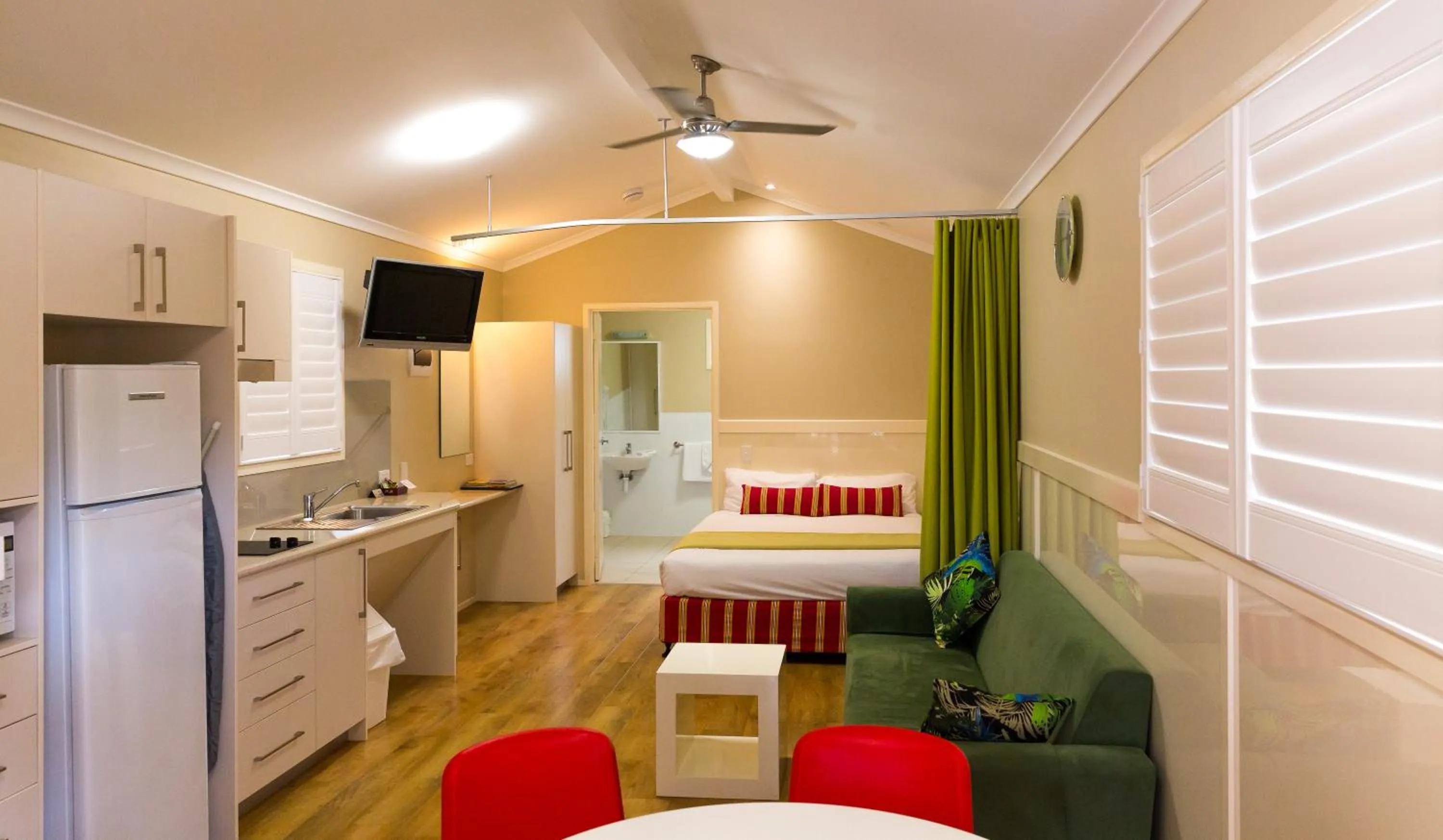 Kitchen or kitchenette, Bed in BIG4 Adventure Whitsunday Resort