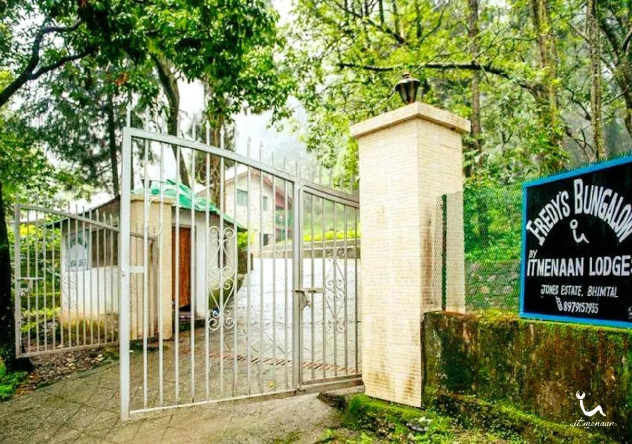 Facade/entrance in Fredy's Bungalow near Nainital