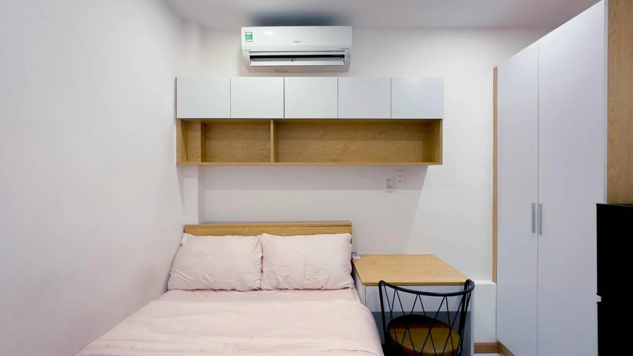 Photo of the whole room, Bed in Lunaria Maison - Local Side