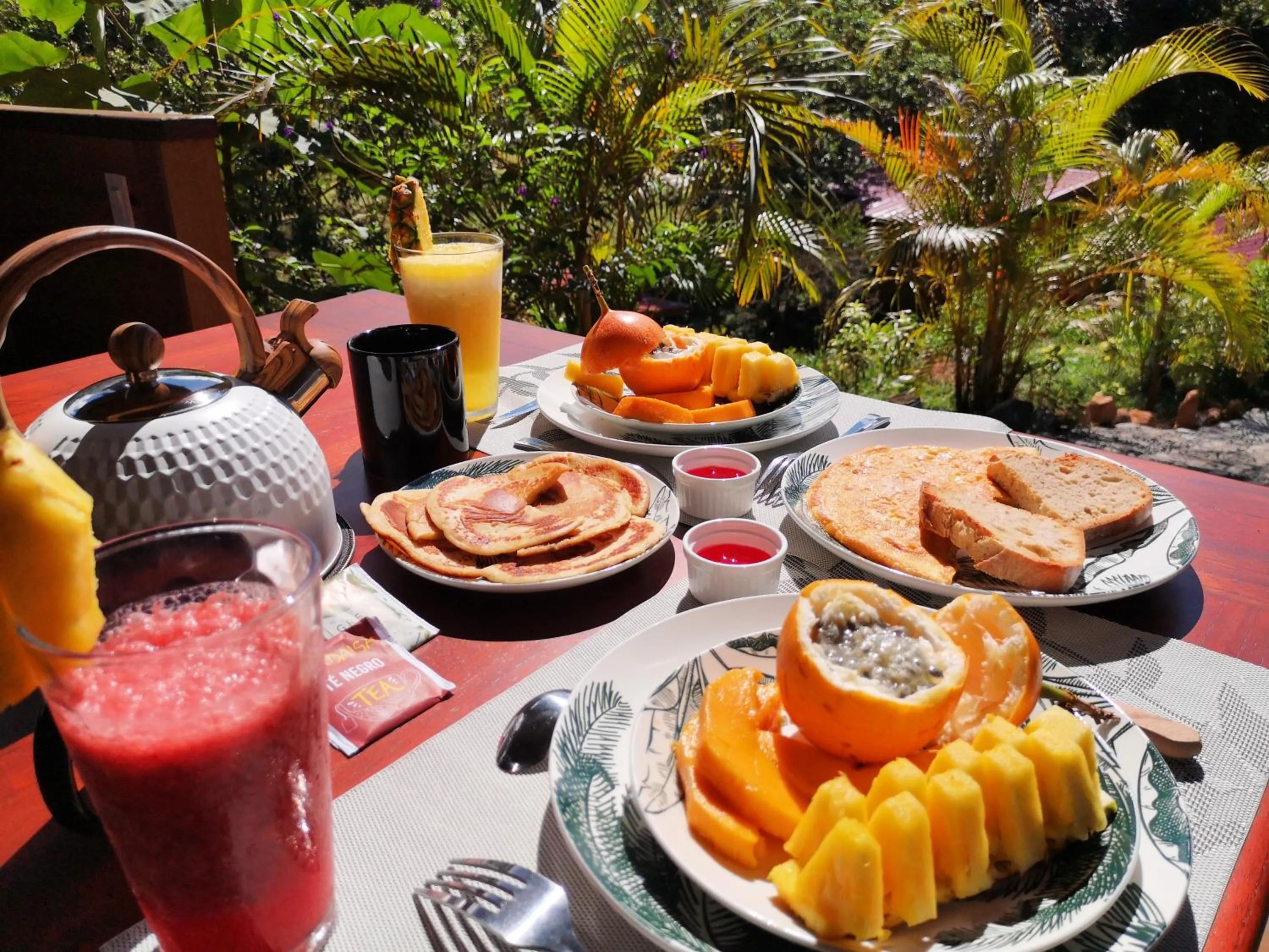 Breakfast in Thoas Lodge