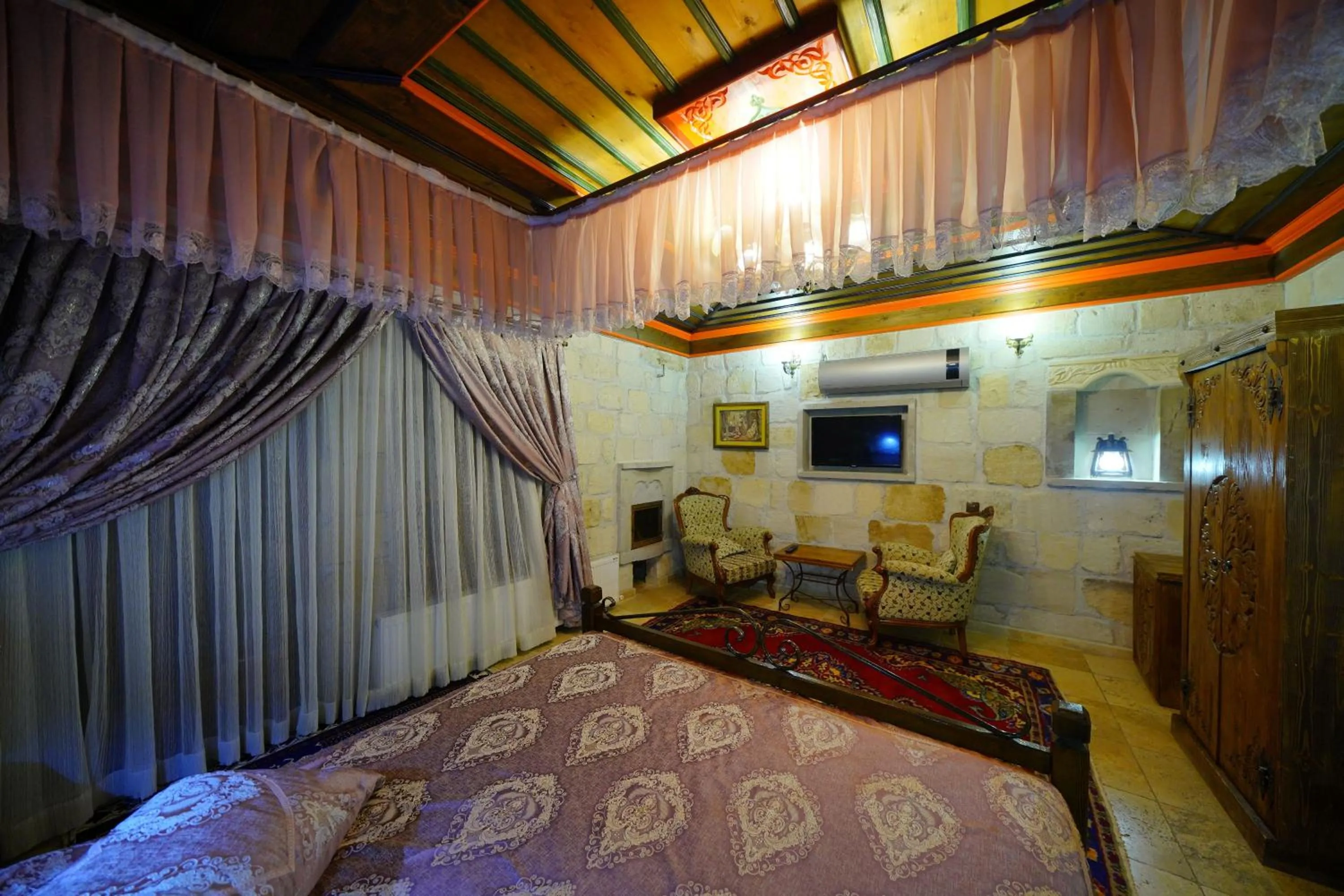 Photo of the whole room, Bed in Alaturca House