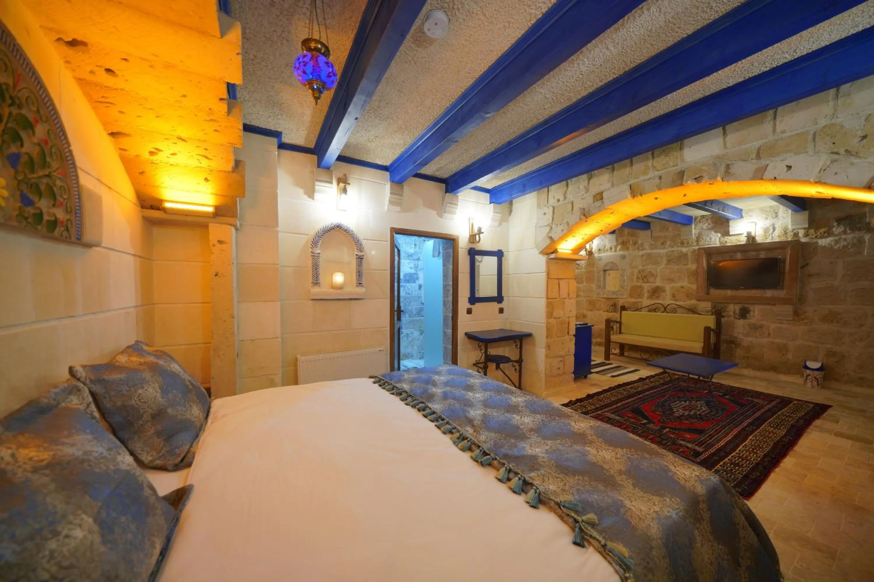 Photo of the whole room, Bed in Alaturca House