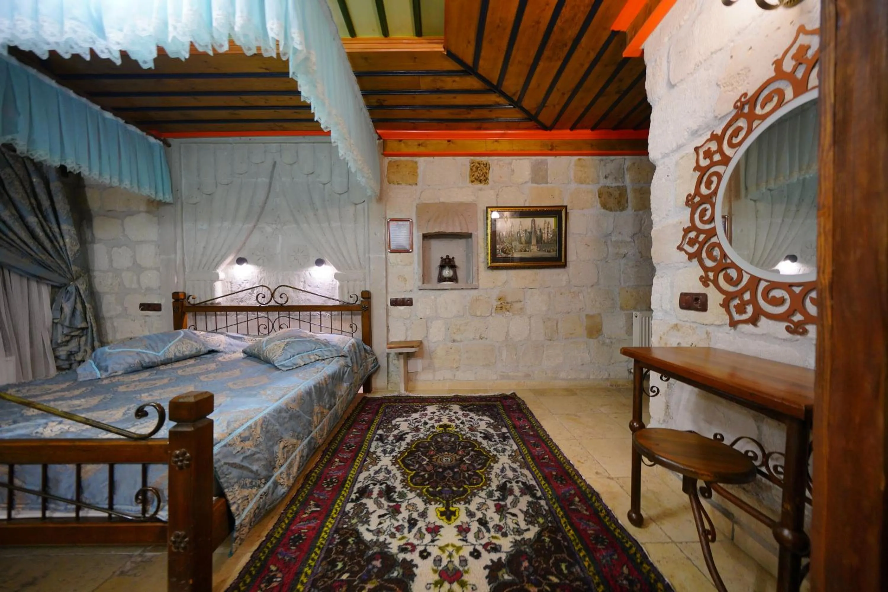 Photo of the whole room, Bed in Alaturca House