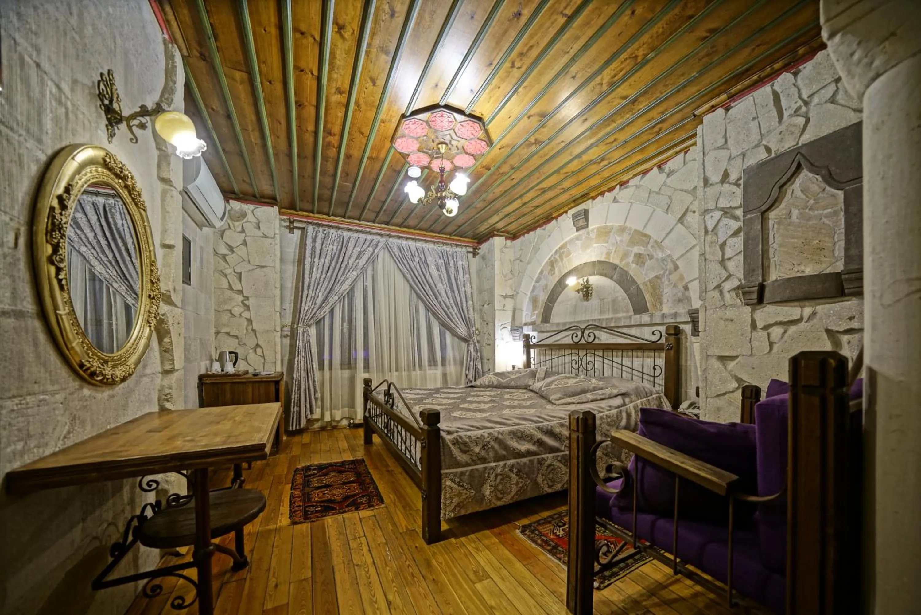 Photo of the whole room, Bed in Alaturca House