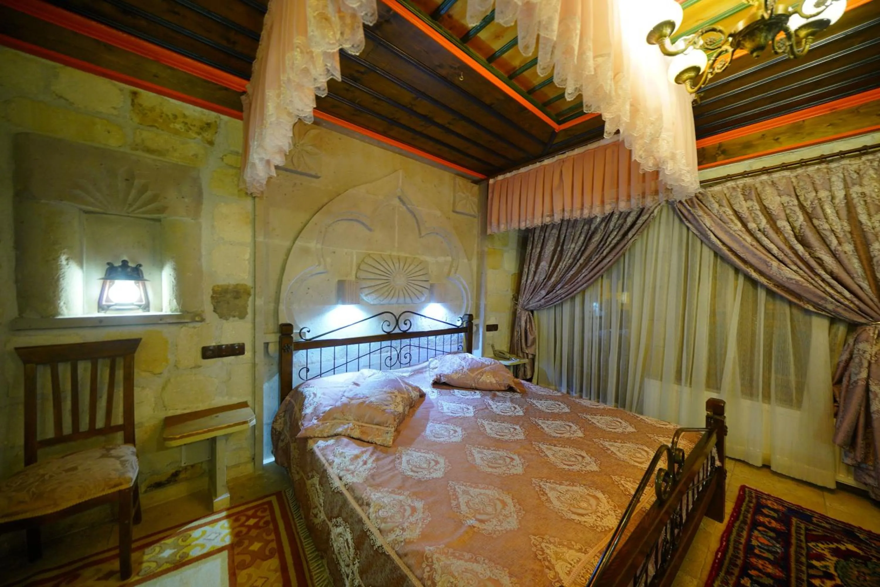 Photo of the whole room, Bed in Alaturca House