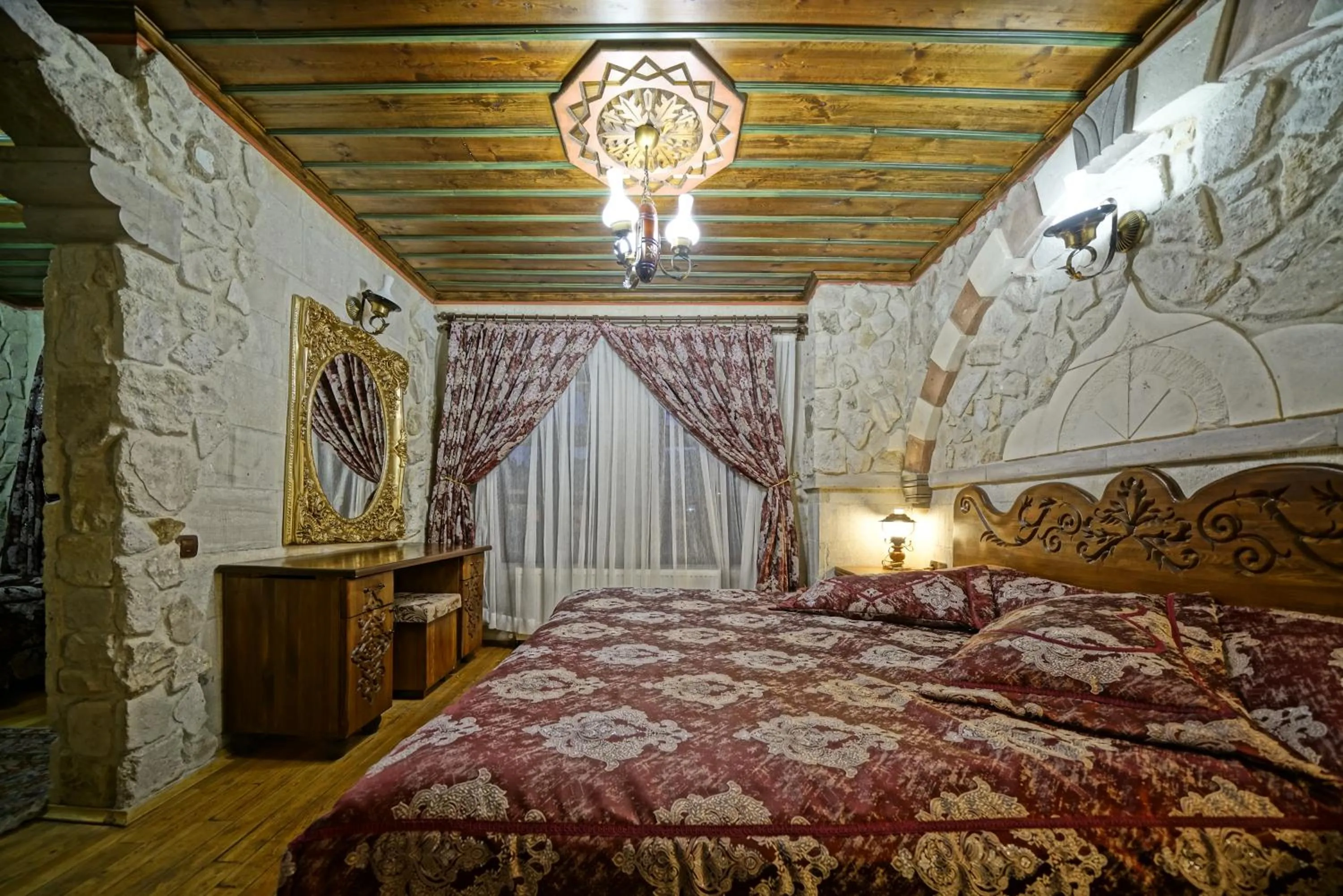 Photo of the whole room, Bed in Alaturca House
