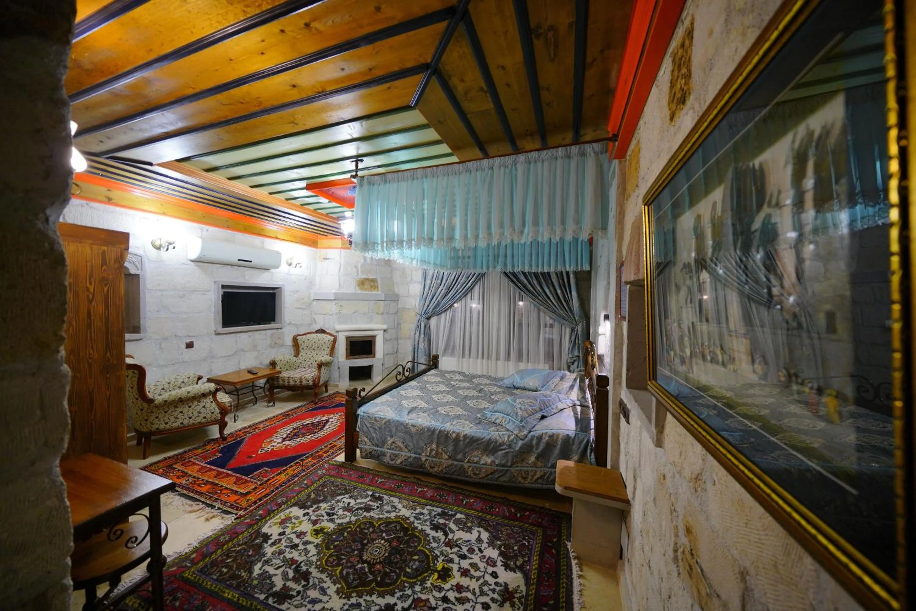 Photo of the whole room, Bed in Alaturca House
