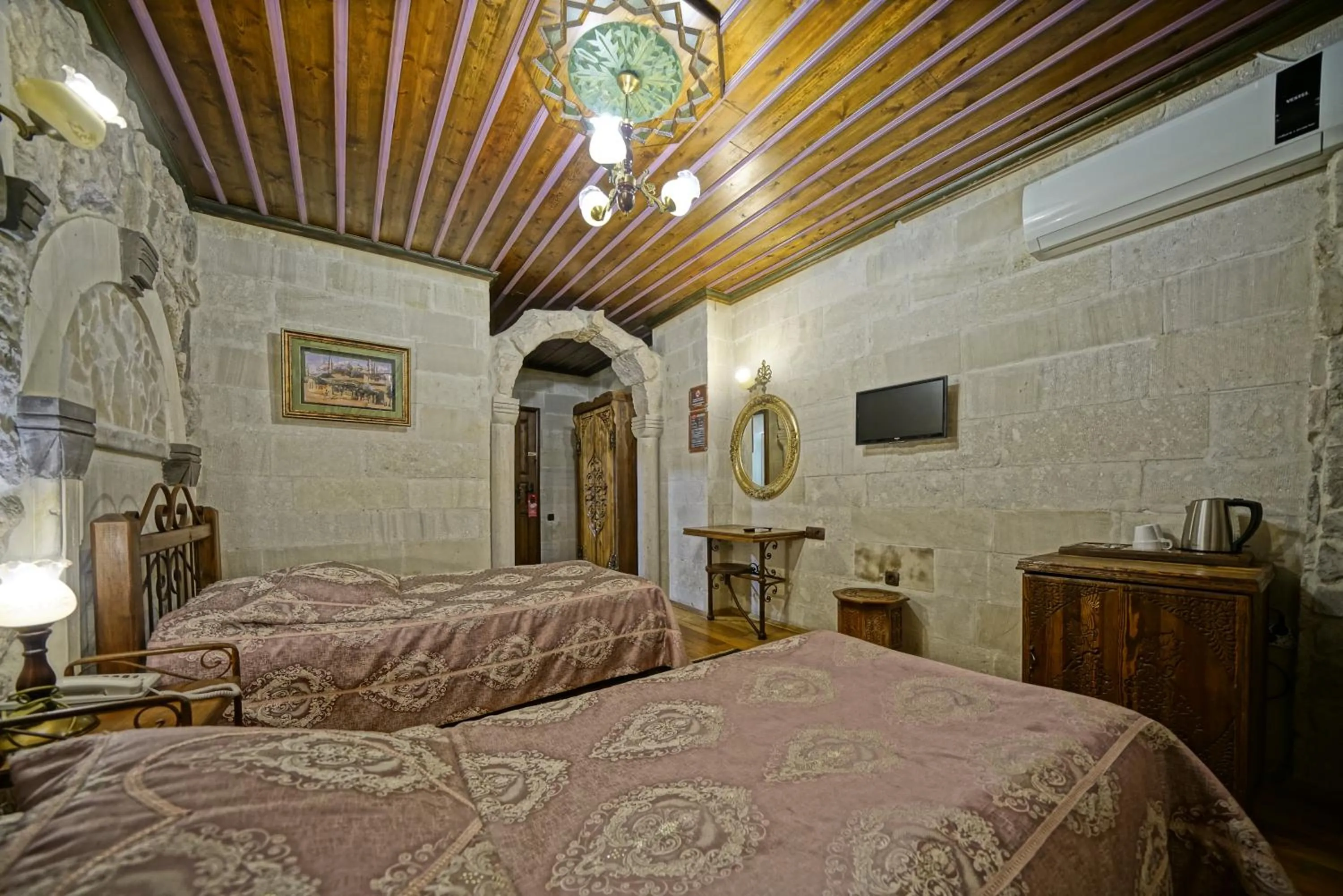 Photo of the whole room, Bed in Alaturca House