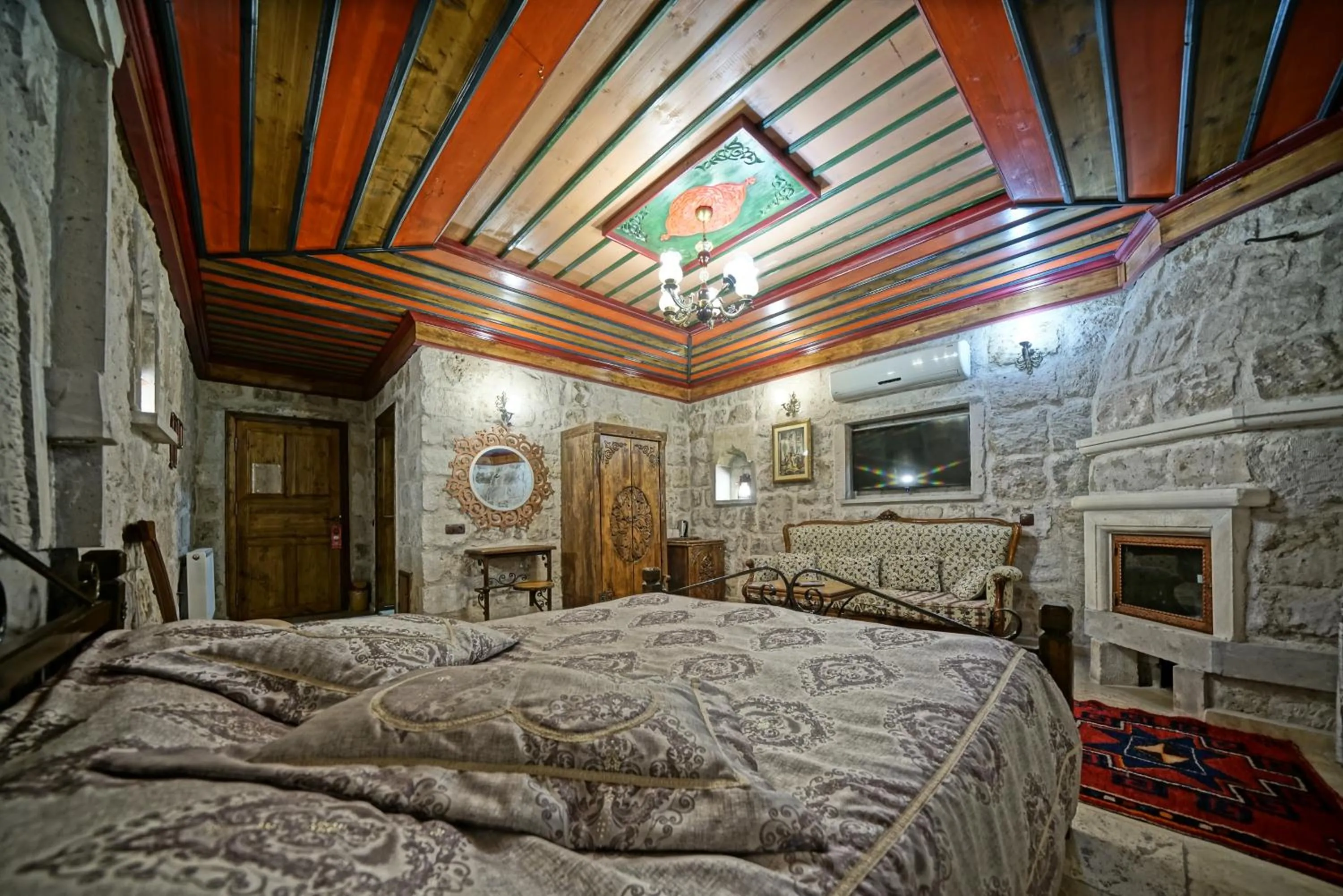 Photo of the whole room, Bed in Alaturca House