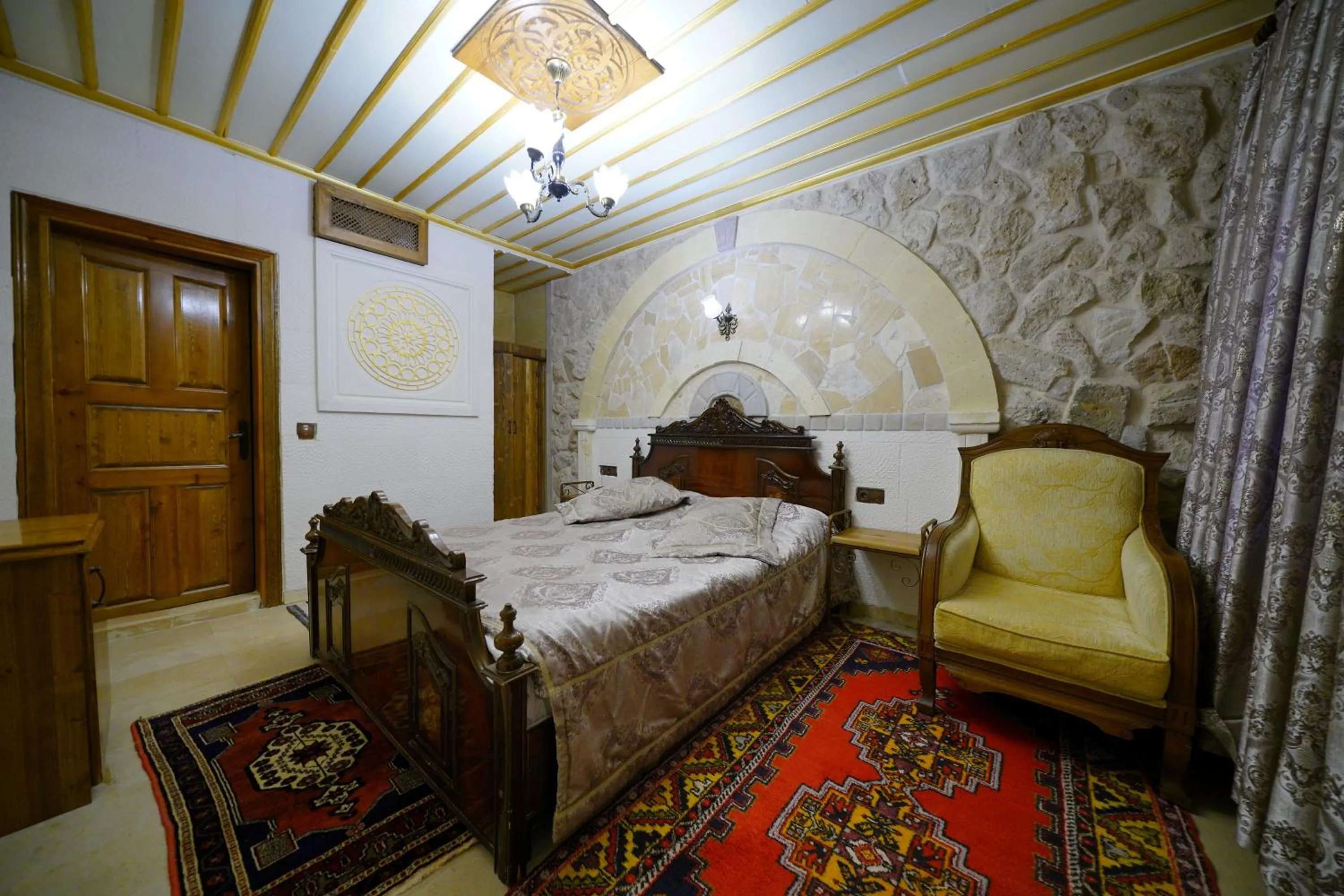Photo of the whole room, Bed in Alaturca House