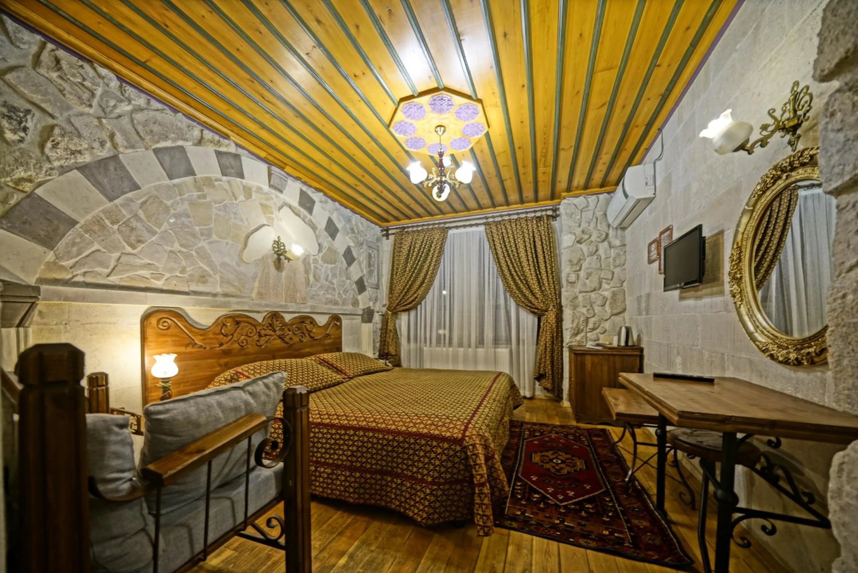 Photo of the whole room, Bed in Alaturca House