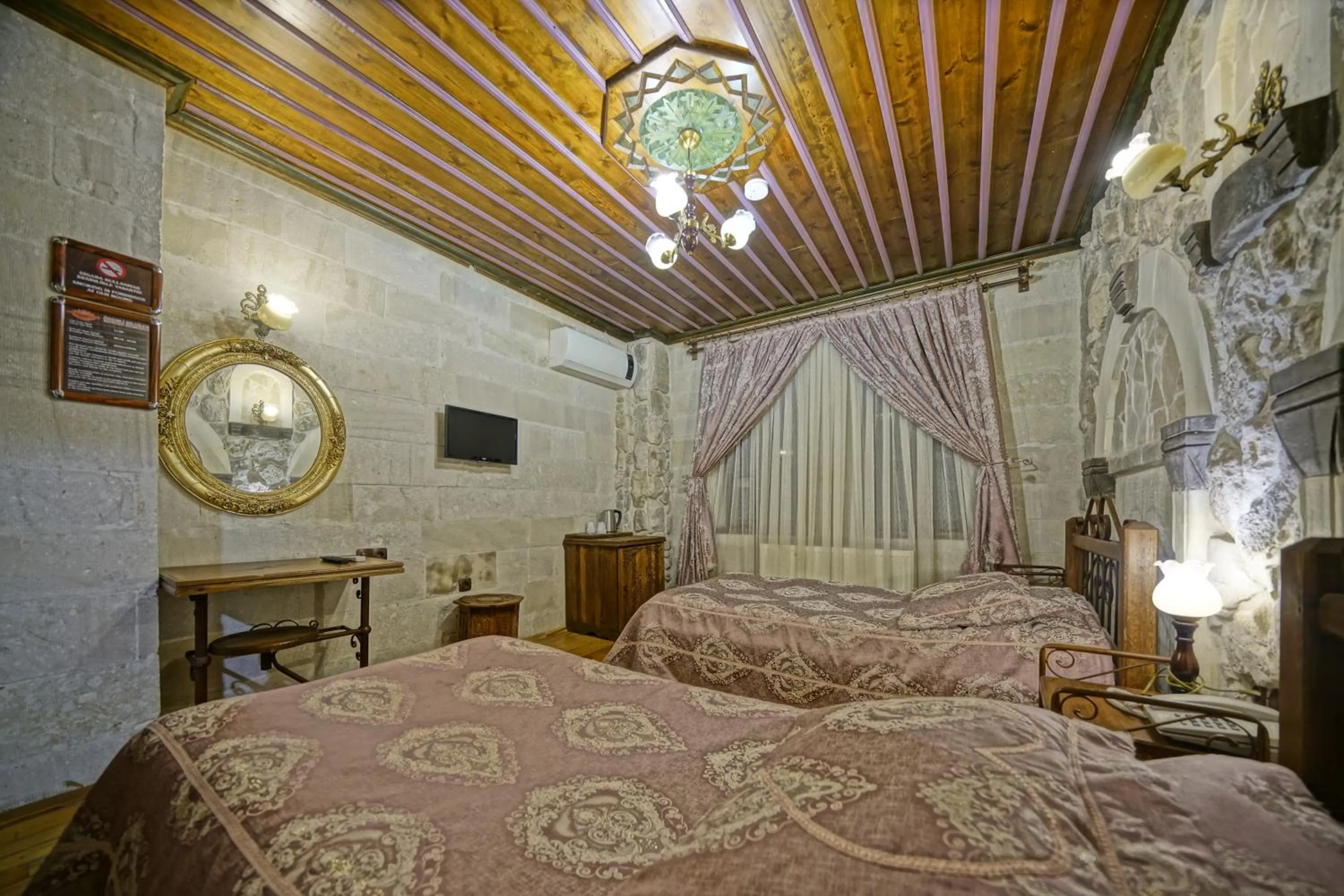 Photo of the whole room, Bed in Alaturca House